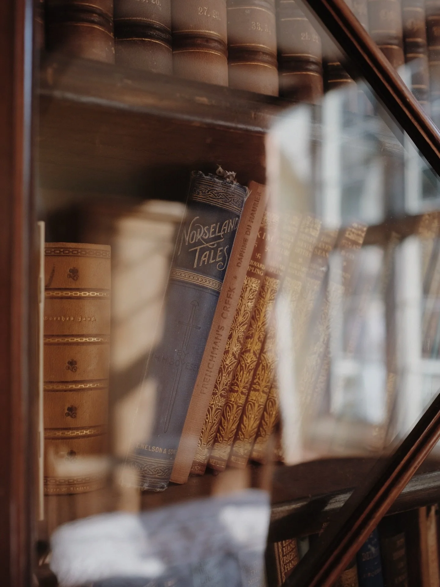 One of my favourite bedrooms at @prussiacove. Imagine falling asleep in a room filled with beautiful old books. 🥰