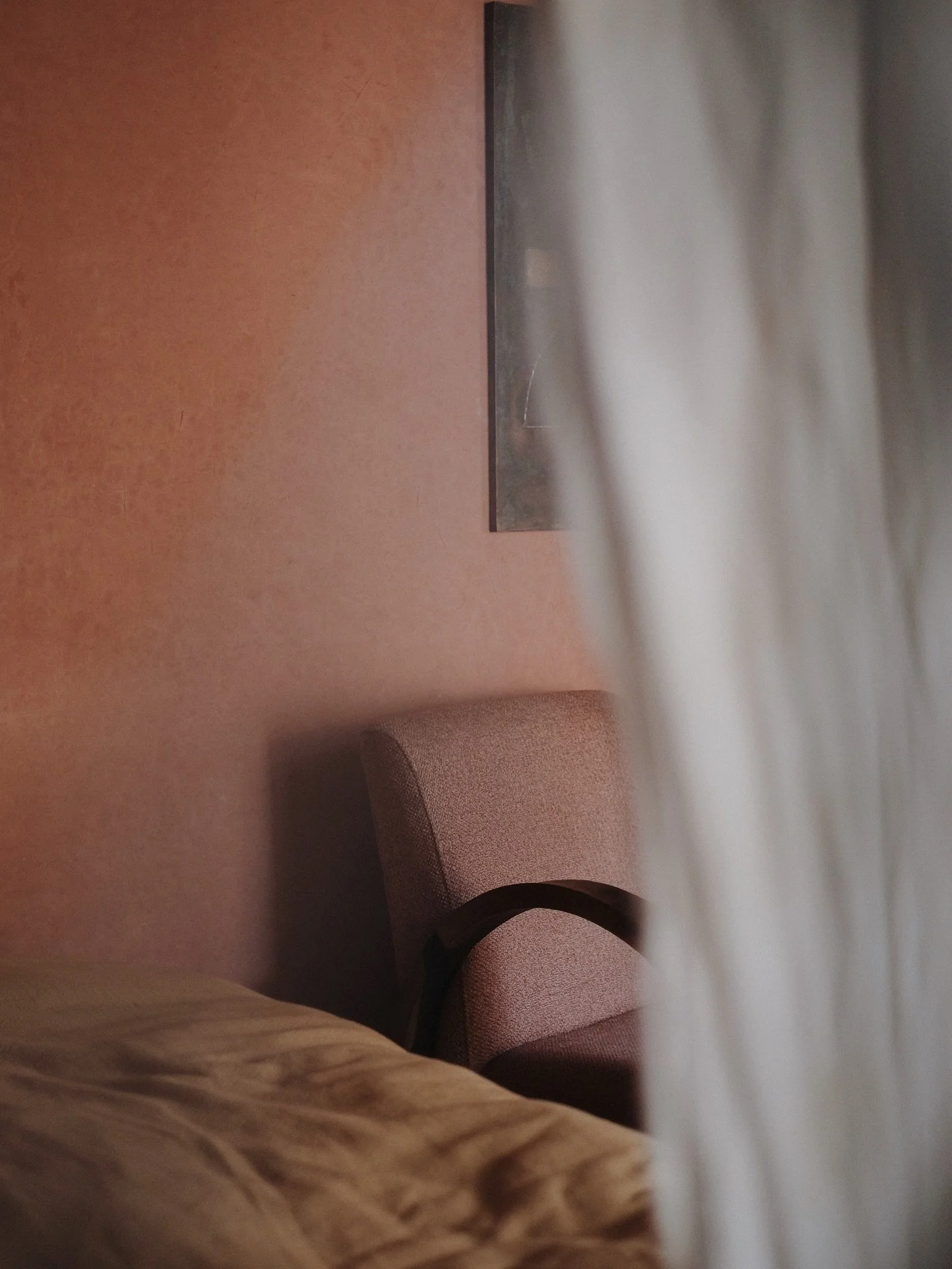 Dusty pink tadelakt walls and a bed like a cloud at @riadbrummell. This year&rsquo;s Morocco trip (not until September) can&rsquo;t come soon enough.