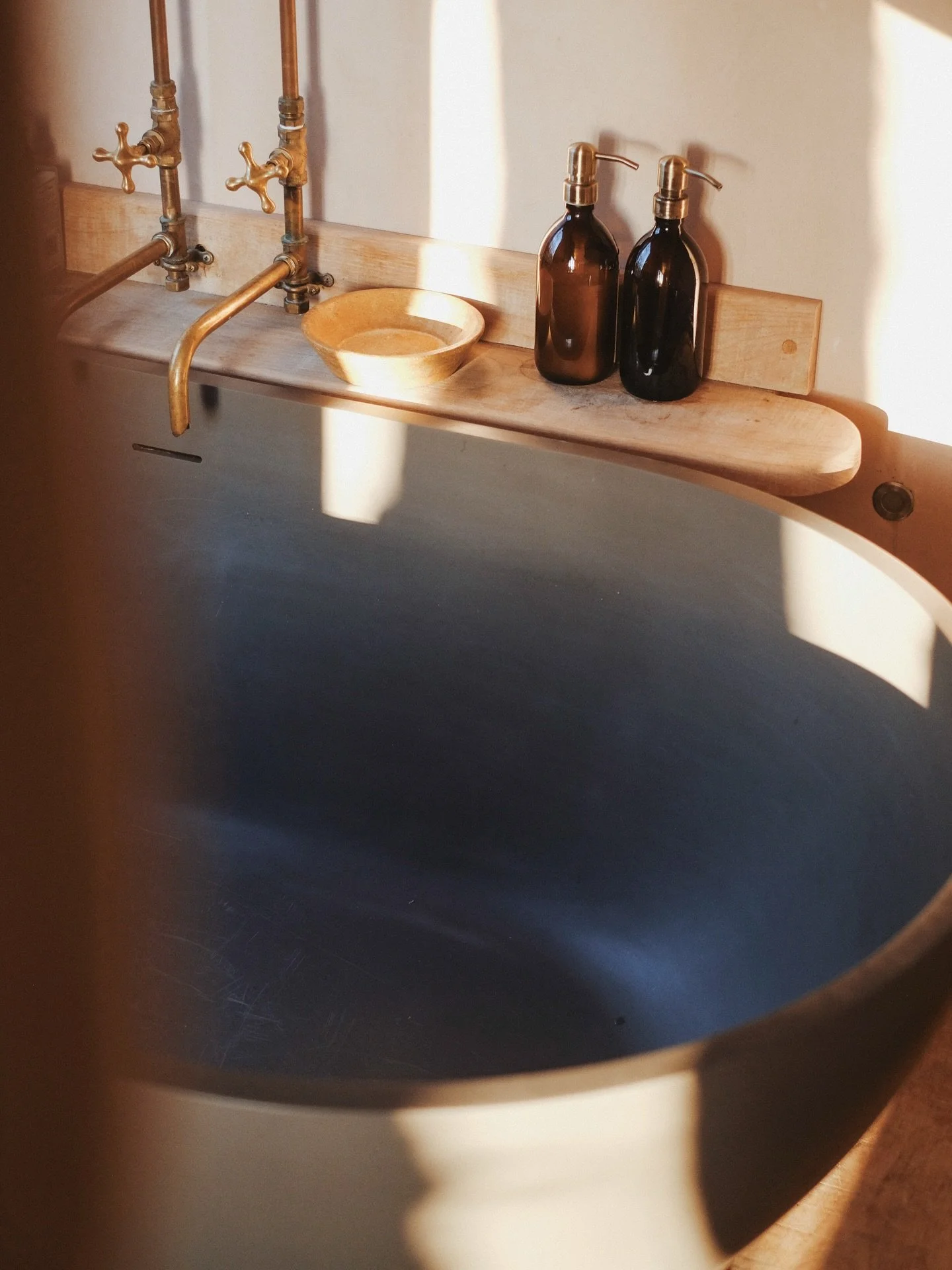 Forever judging a cottage/cabin/treehouse by its bathroom and @the_quist_treehouse truly has one of the very best. Wishing myself back there in summer for lingering baths with the door flung open and icy cold showers among the trees. 

- press stay