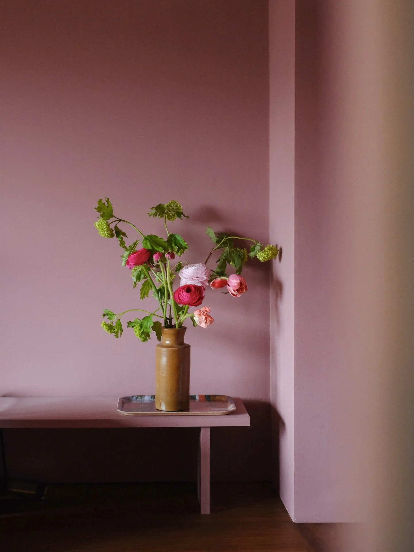 Just one more photo of the first flowers of the year in my office, because I&rsquo;m so happy it&rsquo;s finally spring. 💗❤️🌸🌹