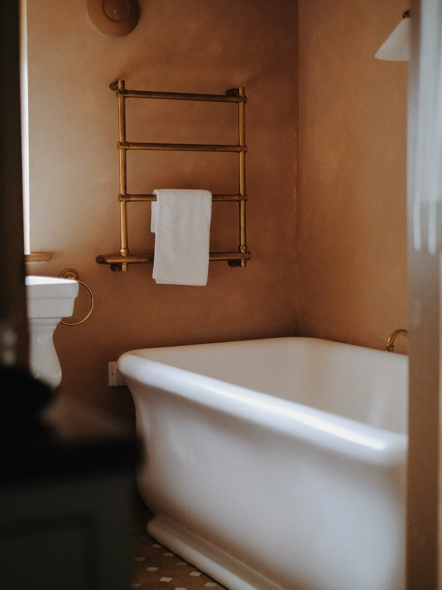 I don&rsquo;t think I&rsquo;ve ever loved a bathroom more. The most beautiful soaking tub, huge shower and soft, honey-hued colour palette.

@restaries