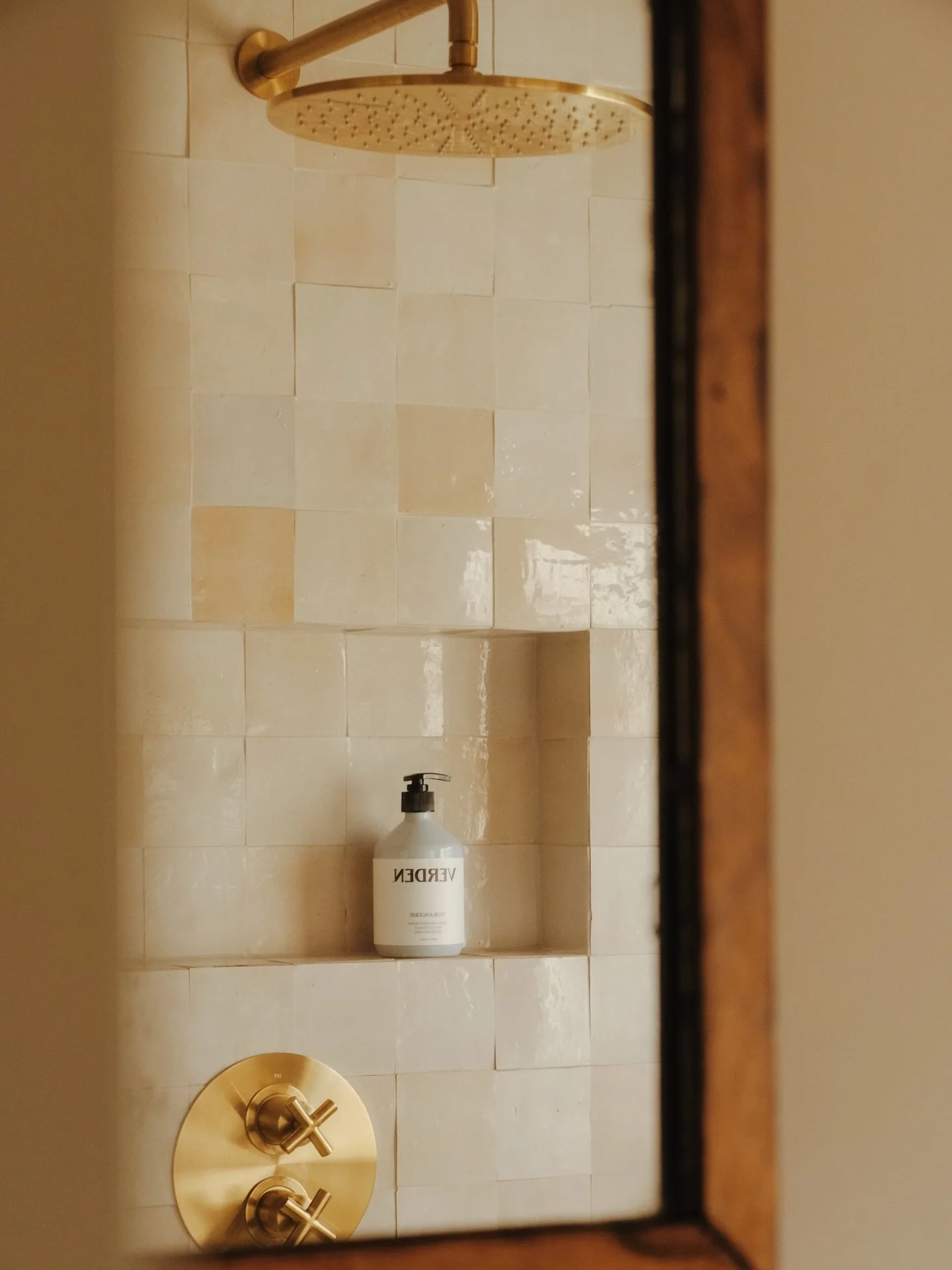 Currently in South Africa, building up a sizeable backlog of photos to finish editing before I bombard you with them. For now &mdash; more from last week&rsquo;s shoot for The Pickles in Ramsgate, focusing on their serene bathroom; truly one of my fa