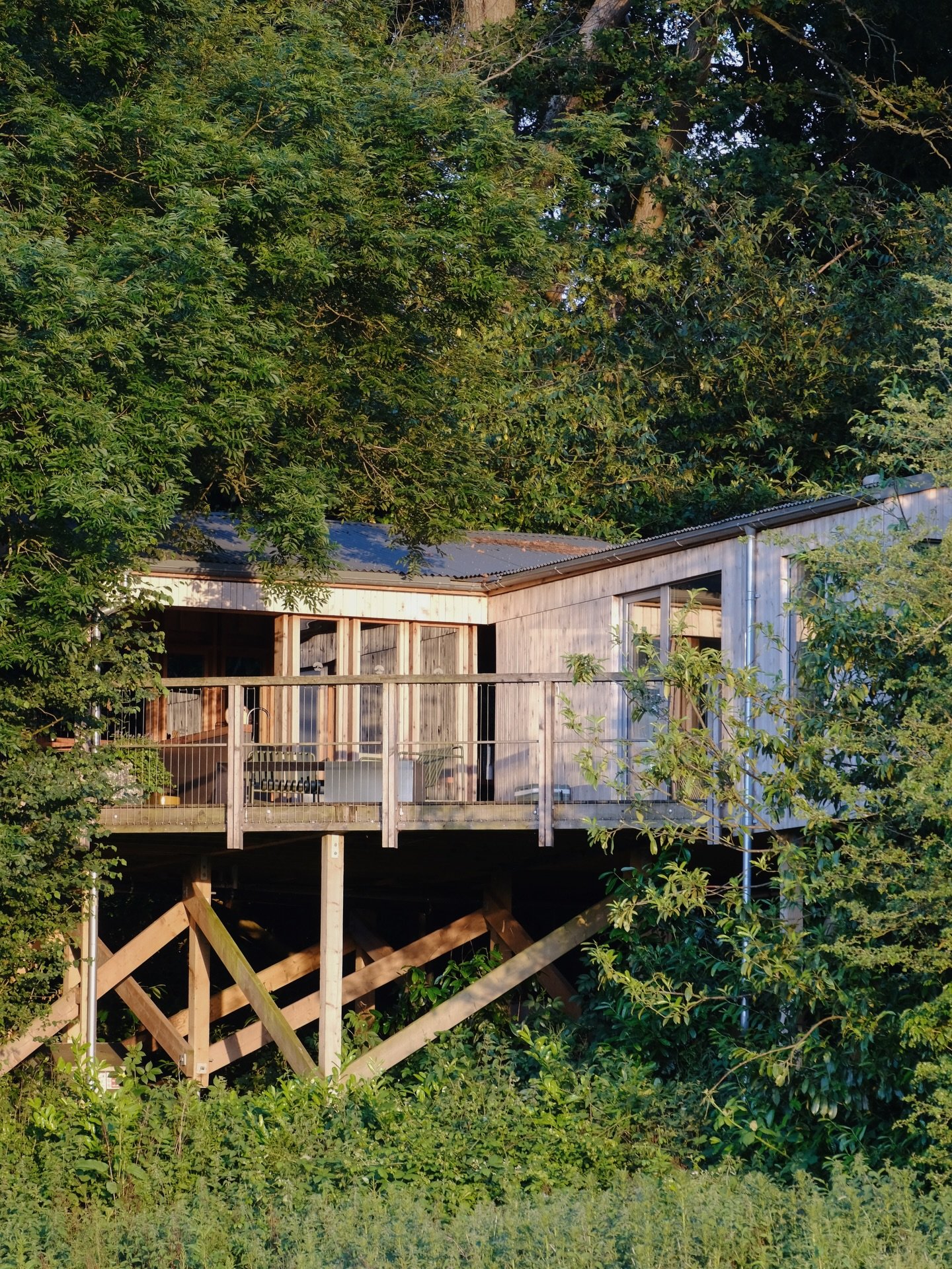 Two days shooting for @elmorewild in Gloucestershire last week, staying in one of the most beautiful treehouses I&rsquo;ve ever seen. Cooking and dining al fresco; late night baths (also outdoors) with glass of Prosecco in hand; snuggling up in bed w