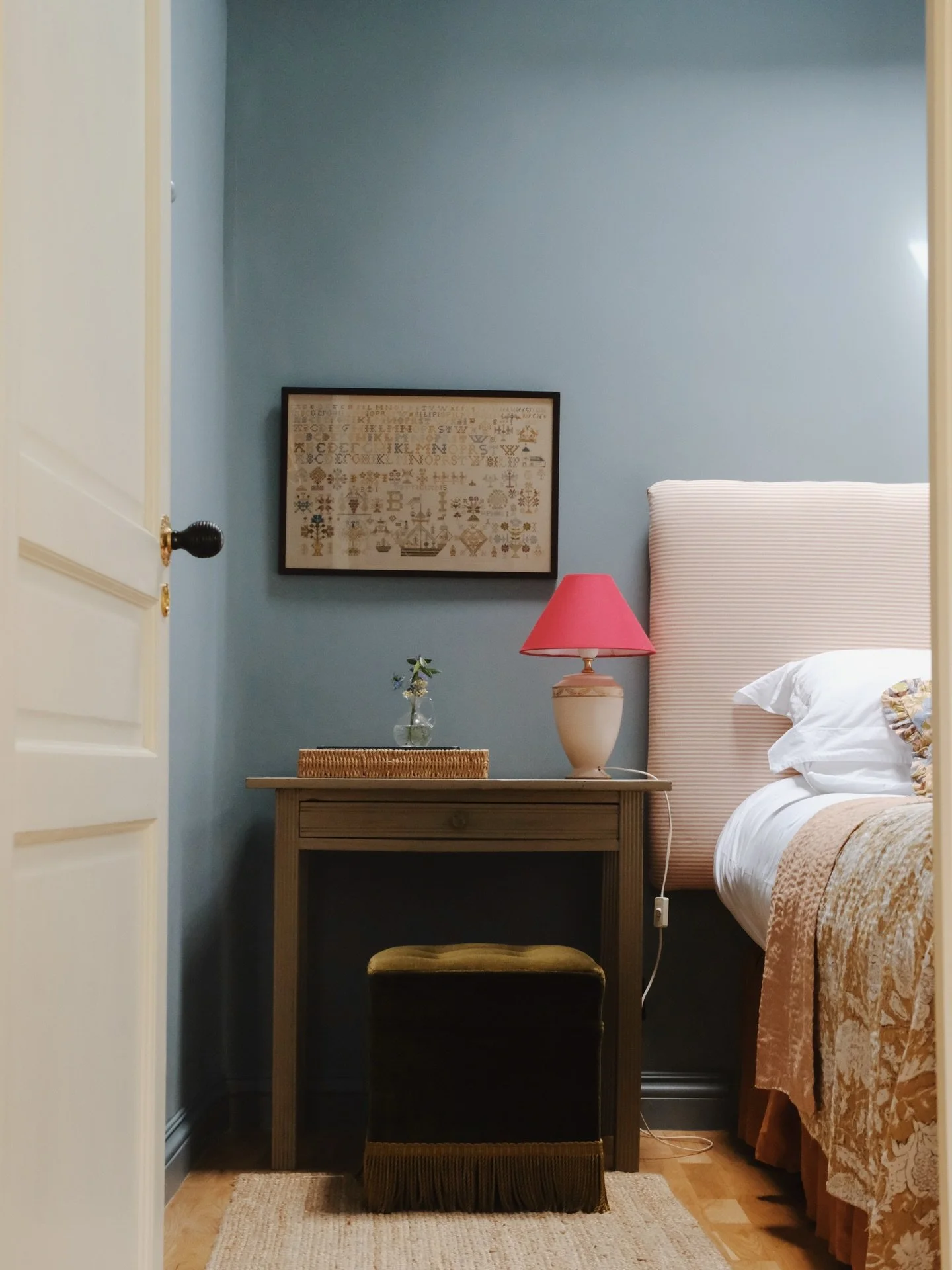 A bold blue bedroom in Chateau de Pomiro&rsquo;s stand-alone cottage, nestled in a quiet corner of Gascony, south-west France. Obsessed with that pop of raspberry red against the blue. 

📸 for @chateaudepomiro 
Interiors by @the_home_reform
