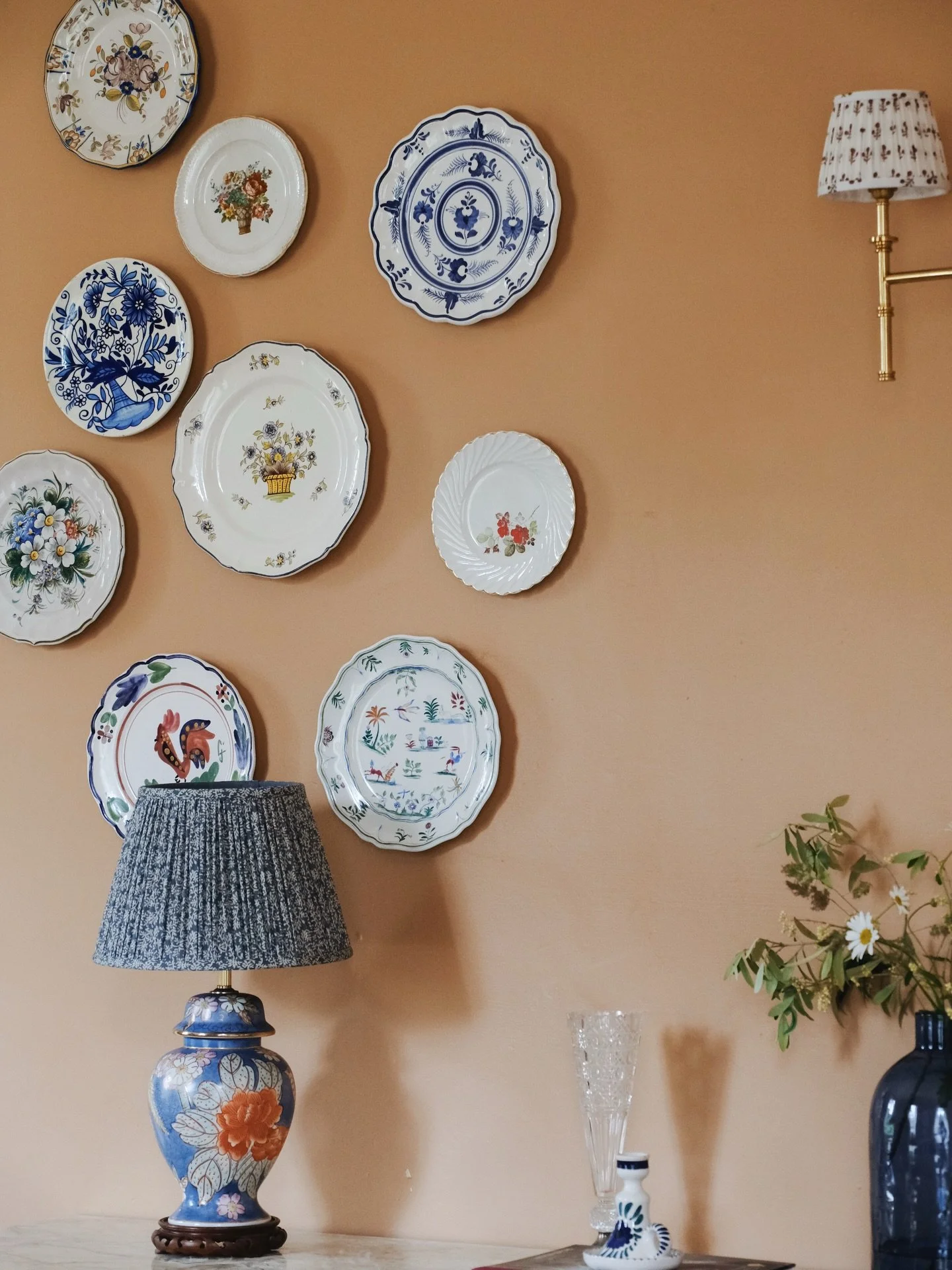 Manifesting a plate wall (with antique plates collected from French brocantes) for my new kitchen. 

📸 @chateaudepomiro