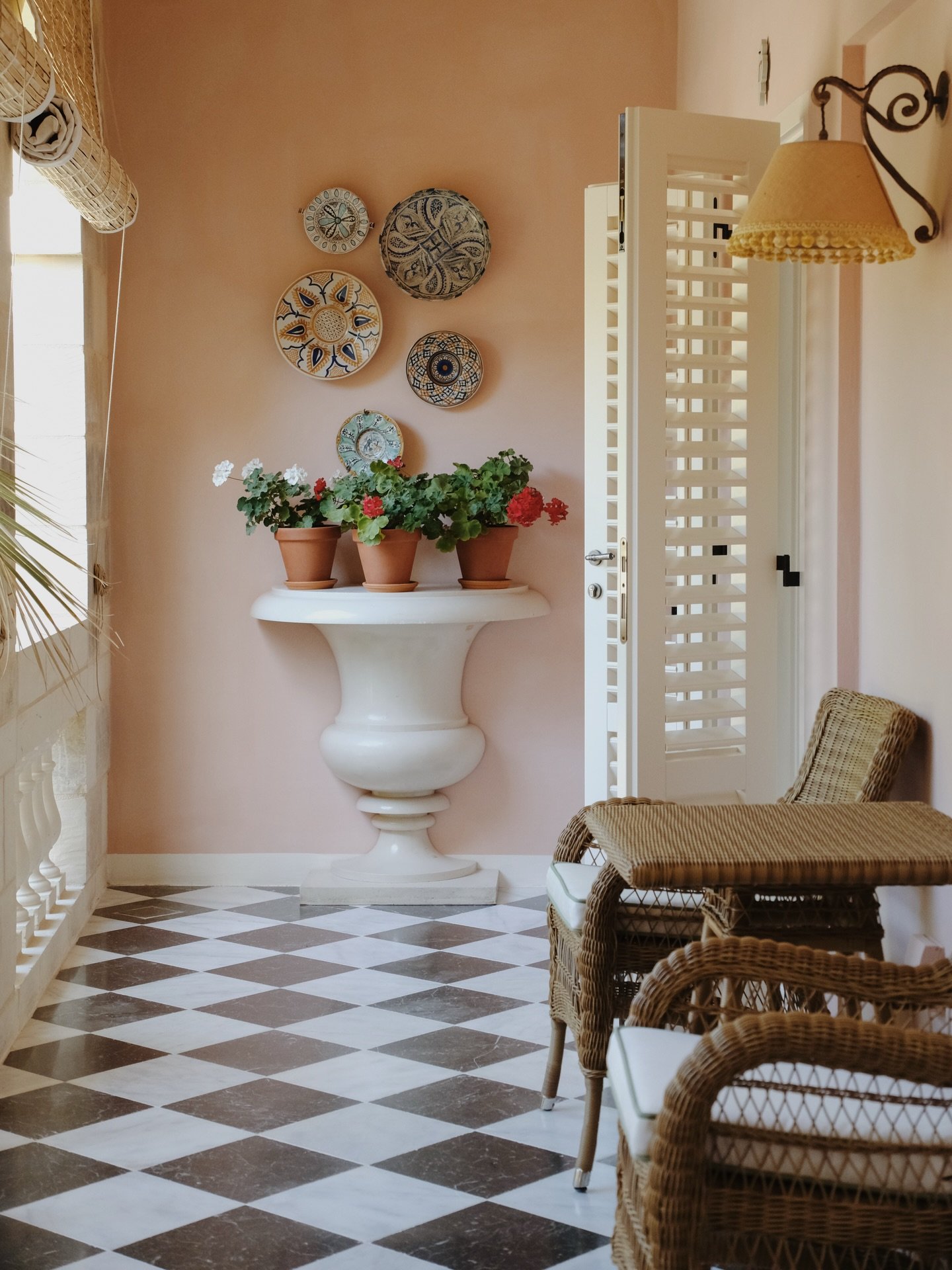 Every room and suite at @casabonavita is unique (my favourite kind of hotel, making you want to return to try them all) but I had a real soft spot for this suite in the Dower House. Peachy wall and a chequerboard floor on the private terrace, intrica