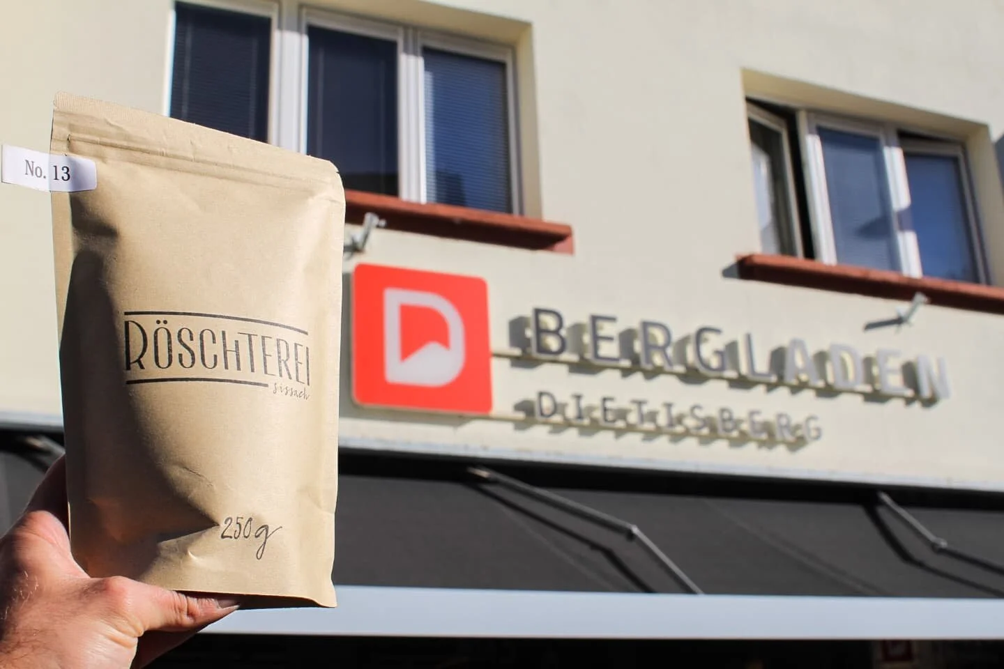 ☀🌄 Perfekt zum go Vorrot ihkauf&auml; f&uuml;r die ander&auml; T&auml;g wo bestimmt no ch&ouml;mm&auml; 🌨❄ 
@Dietisberg Bergladen Sissach

#wirliebendenwinter #coffeelovers #coffeeshop #coffeebag