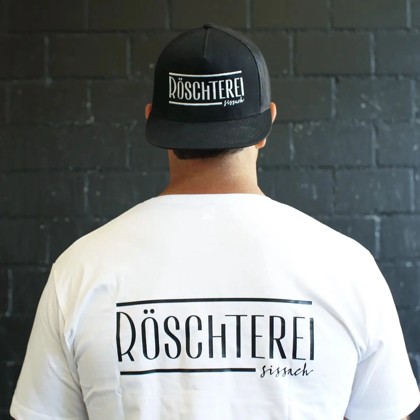Unser R&ouml;schterei-Shirt in neuer Auflage, mit grossem Aufdruck auf dem R&uuml;cken und kleiner Illustration auf der linken Brust. Das weisse Shirt besteht aus 100% Baumwolle.

Zeig allen, dass Kaffee mehr ist als nur dein Lieblingsgetr&auml;nk.

