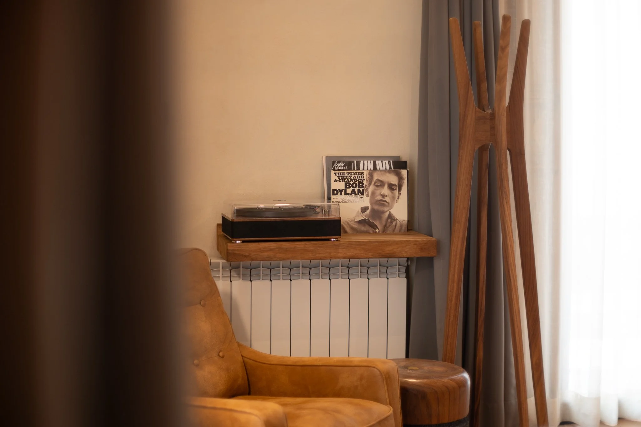 Algunos rincones no necesitan palabras. Una canci&oacute;n, una buena silla y tiempo para quedarte un poco m&aacute;s.

Some corners don&rsquo;t need words. Just a song, a good chair, and time to linger a little longer.

Conoce m&aacute;s y reserva t