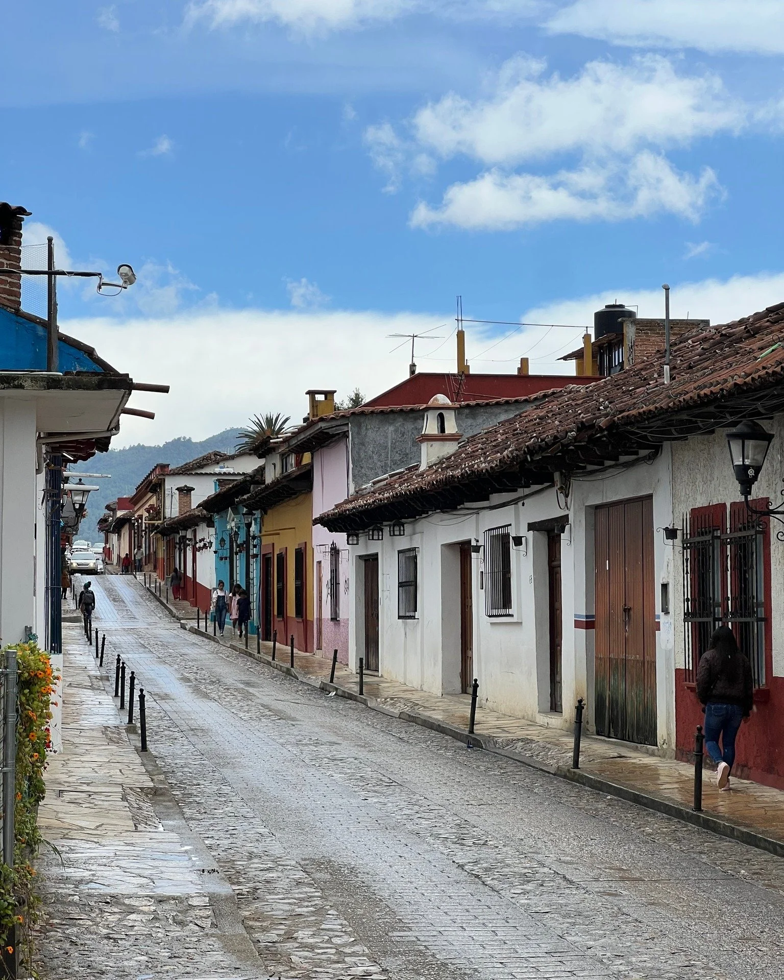 Cada calle en San Crist&oacute;bal de las Casas guarda historia.
Caminar aqu&iacute; es descubrir colores, ritmos y una ciudad que se vive a su propio tiempo.

Every street in San Crist&oacute;bal de las Casas holds history.
 Walking here means disco