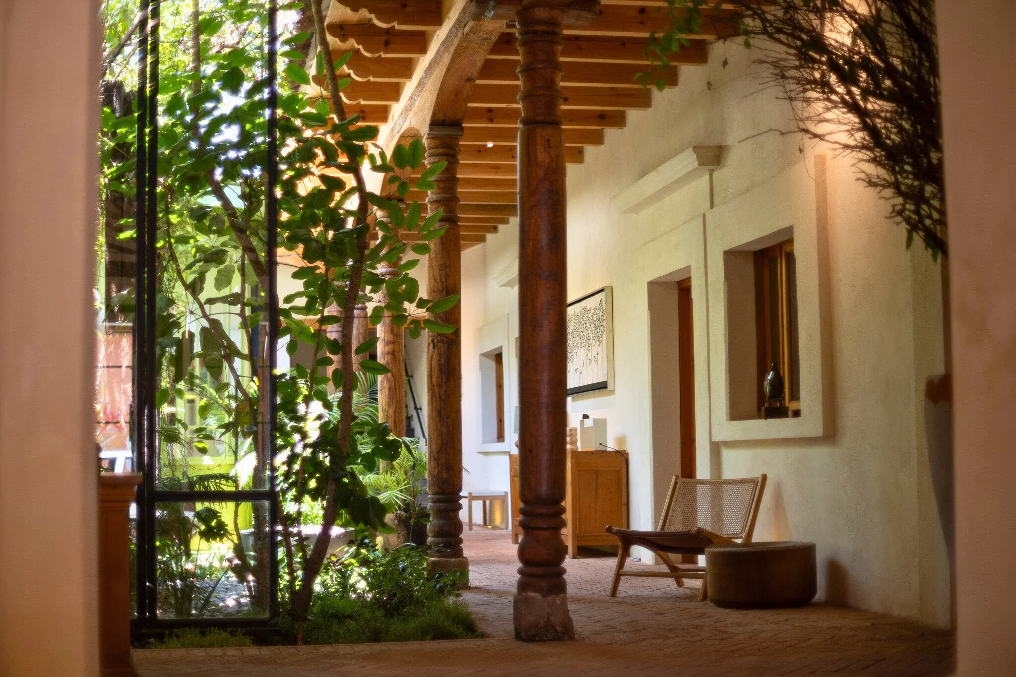 Taller de Juan  sigue transform&aacute;ndose: piezas que rotan, jard&iacute;n que crece, hu&eacute;spedes que vuelven. La esencia permanece: arte, hospitalidad y quietud.
Descubre lo que somos 
4 a&ntilde;os de Taller de Juan.

Taller keeps evolving: