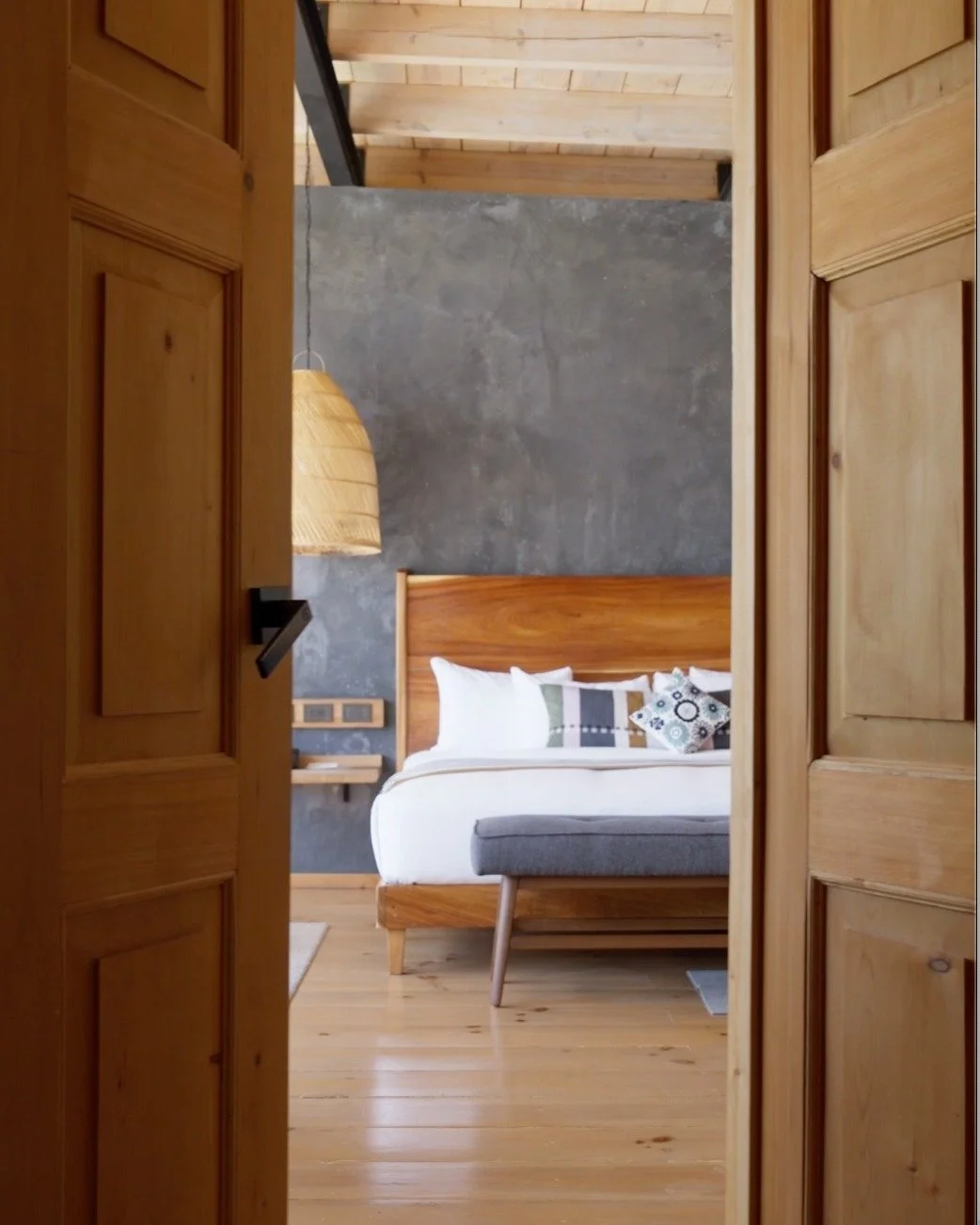 Abrir la puerta y encontrar un espacio tranquilo.
As&iacute; se vive nuestra Suite Presidencial.
Reserva aqu&iacute;.

Open the door and walk into a quiet, bright, and well-crafted space.
 This is how our Presidential Suite feels.
Book now.

Tarifas 