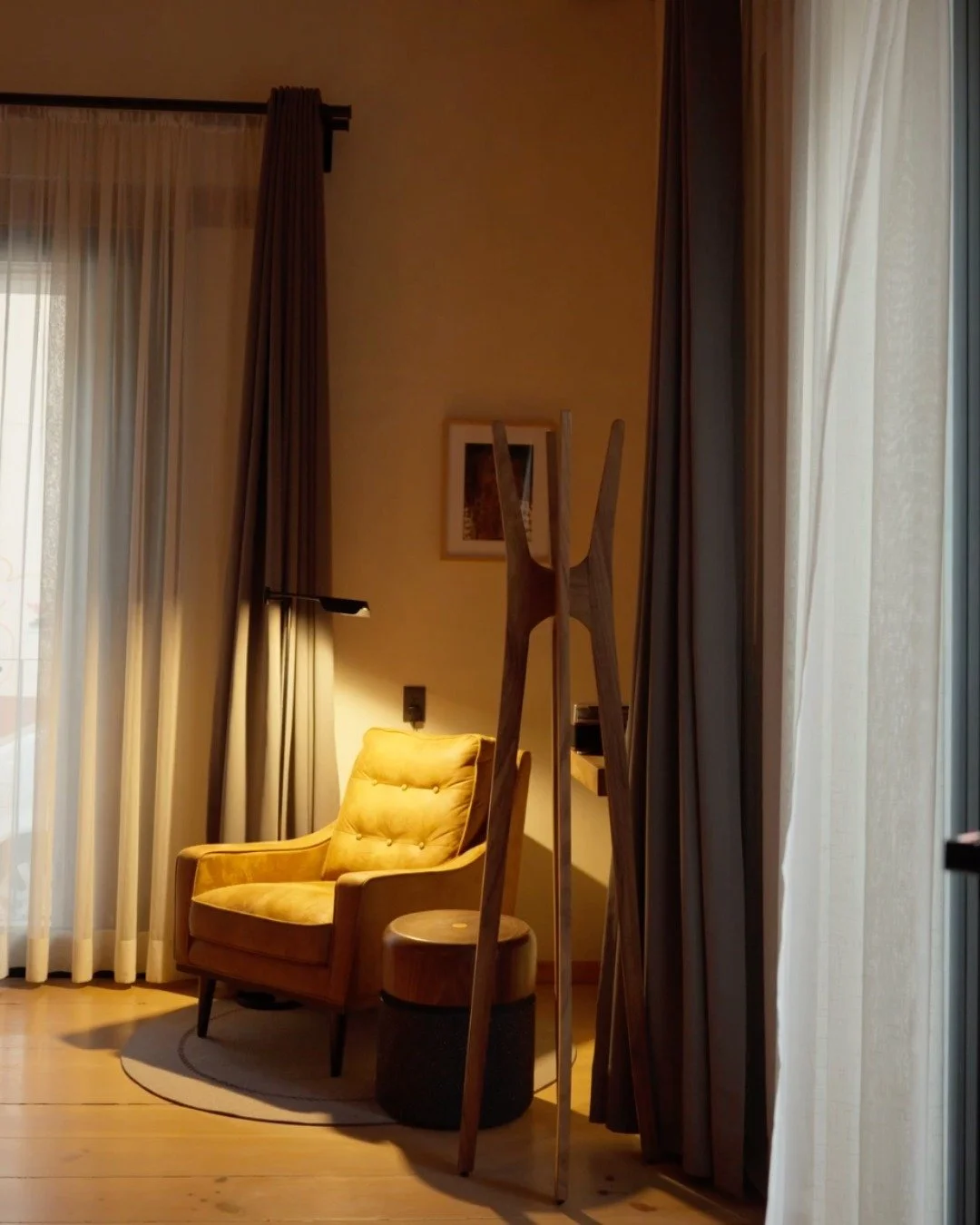 Leer.
Mirar por la ventana.
Escuchar el silencio.

Reserva tu estancia 

Read.
Look out the window.
Hear the silence.

Book your stay.

Tarfias especiales: Lik en Bio

#TallerDeJuan #DesignHotels #Chiapas #HotelArquitectura