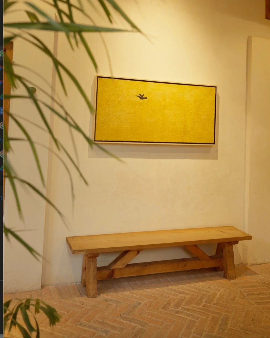 Espacios que invitan a mirar.
Espacios que invitan a detenerse.
Espacios que invitan a sentir.

En Taller de Juan Casa Hotel, cada rinc&oacute;n es un di&aacute;logo silencioso entre el arte, la luz y la calma.
Aqu&iacute;, el espacio no solo te reci