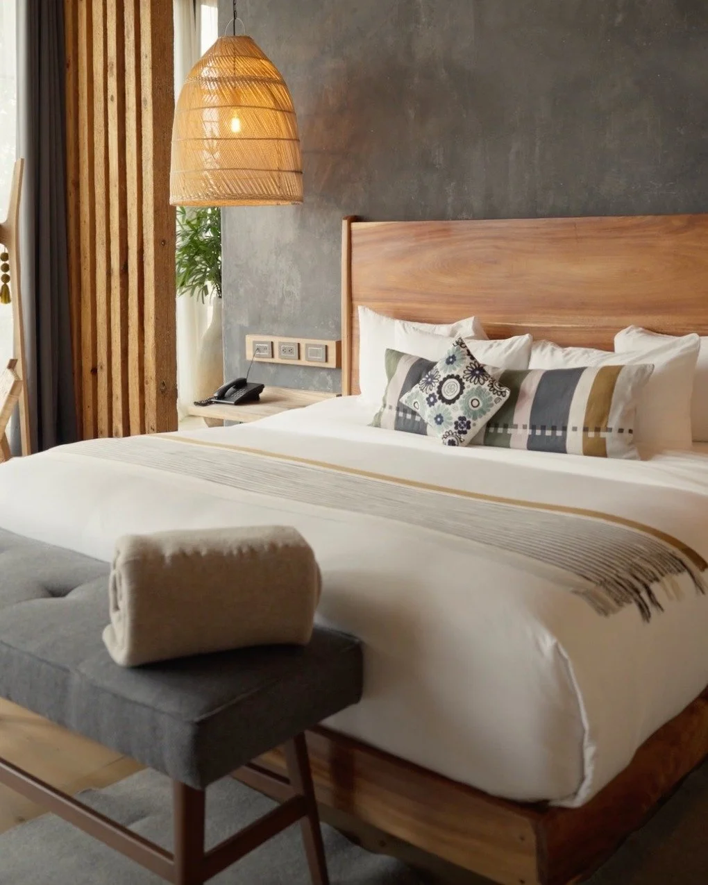 Hay lugares donde el tiempo se desacelera.
En Taller de Juan Casa Hotel, cada estancia es una invitaci&oacute;n a descansar entre arte, dise&ntilde;o y calma en el coraz&oacute;n de San Crist&oacute;bal.
Despierta sin prisa, disfruta cada detalle y h