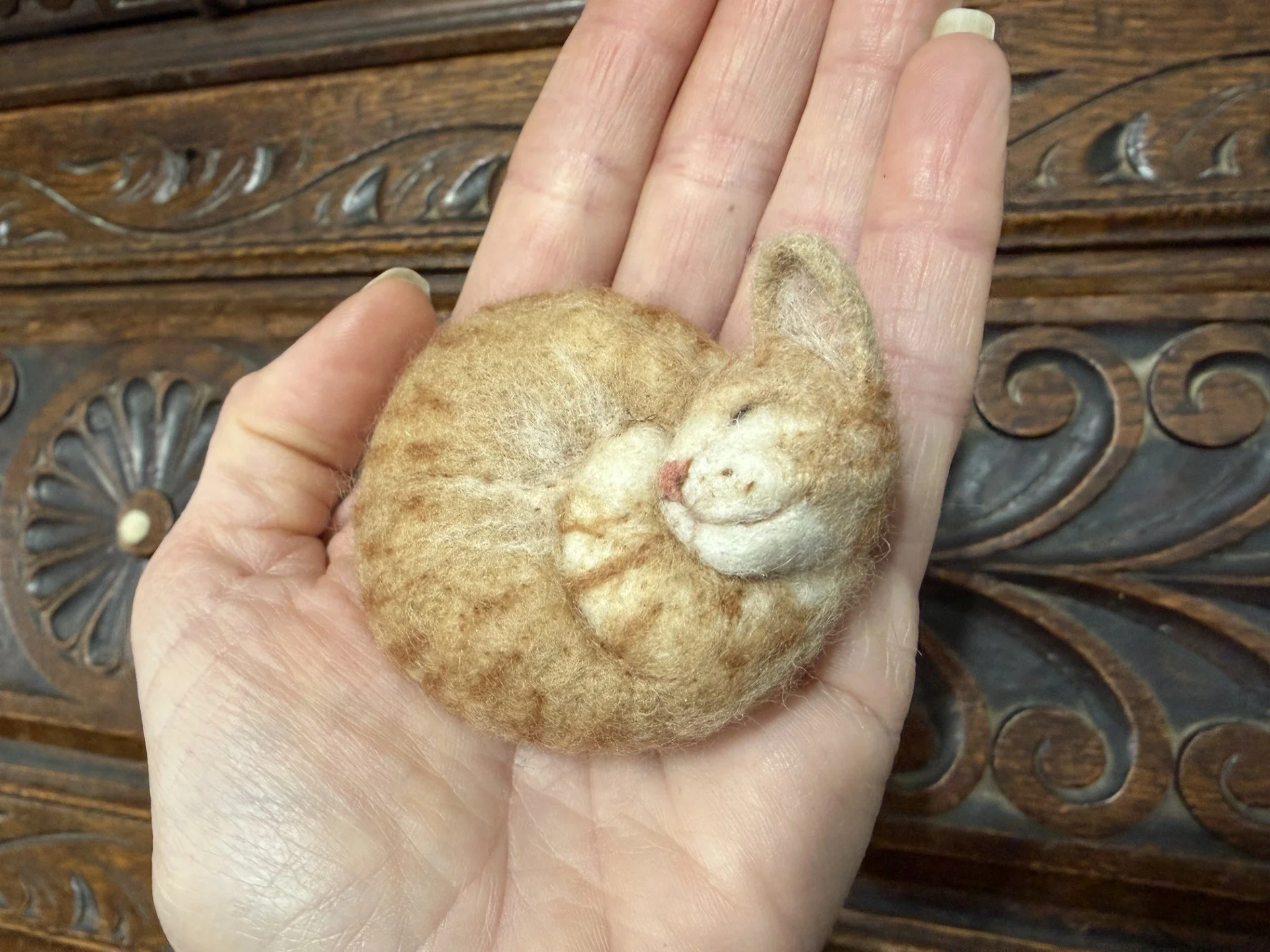 Curled ginger cat brooch.jfif