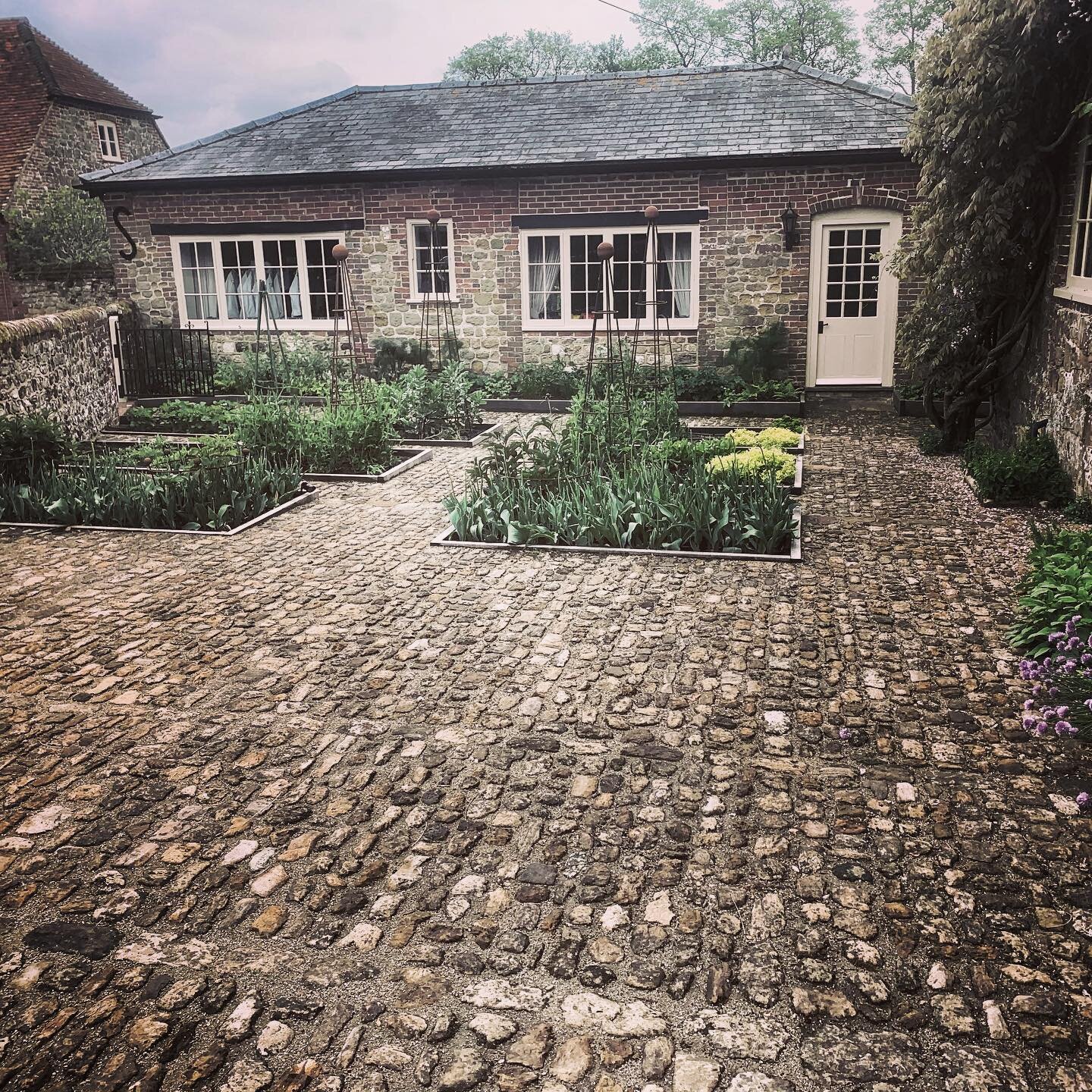 Great to see the cobbled courtyard we did last year settling in. One of my favourite projects in recent years #reclaimed #reclaimedstone #cobblestones #landscapedesign #landscapeconstruction #landscape #courtyardgarden #stonemasonry #raisedbeds #sore
