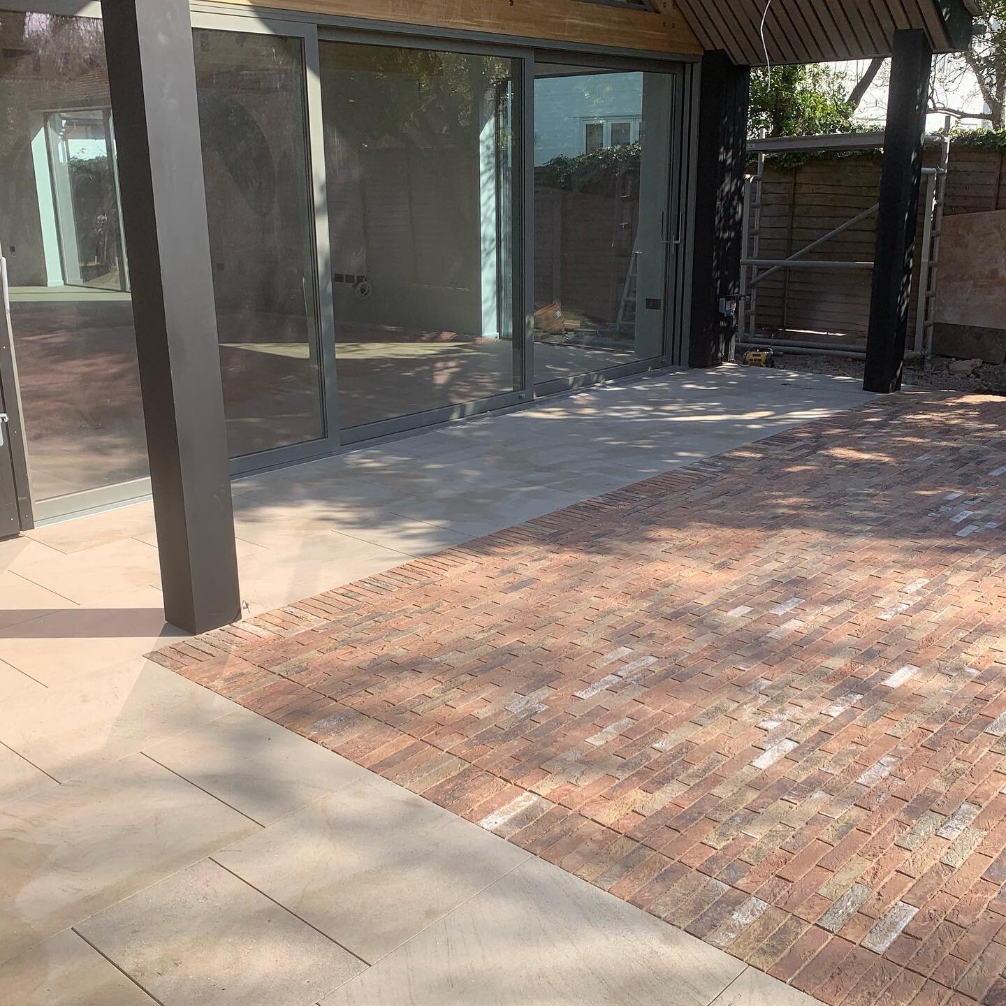Progress last week using the @chelmervalley pavers alongside beautiful sawn York from @yorkstonesupplies. Great working with big bro @martinswatton on this project where he&rsquo;s designed the building #yorkstonepaving #brickpavers #landscapedesign 