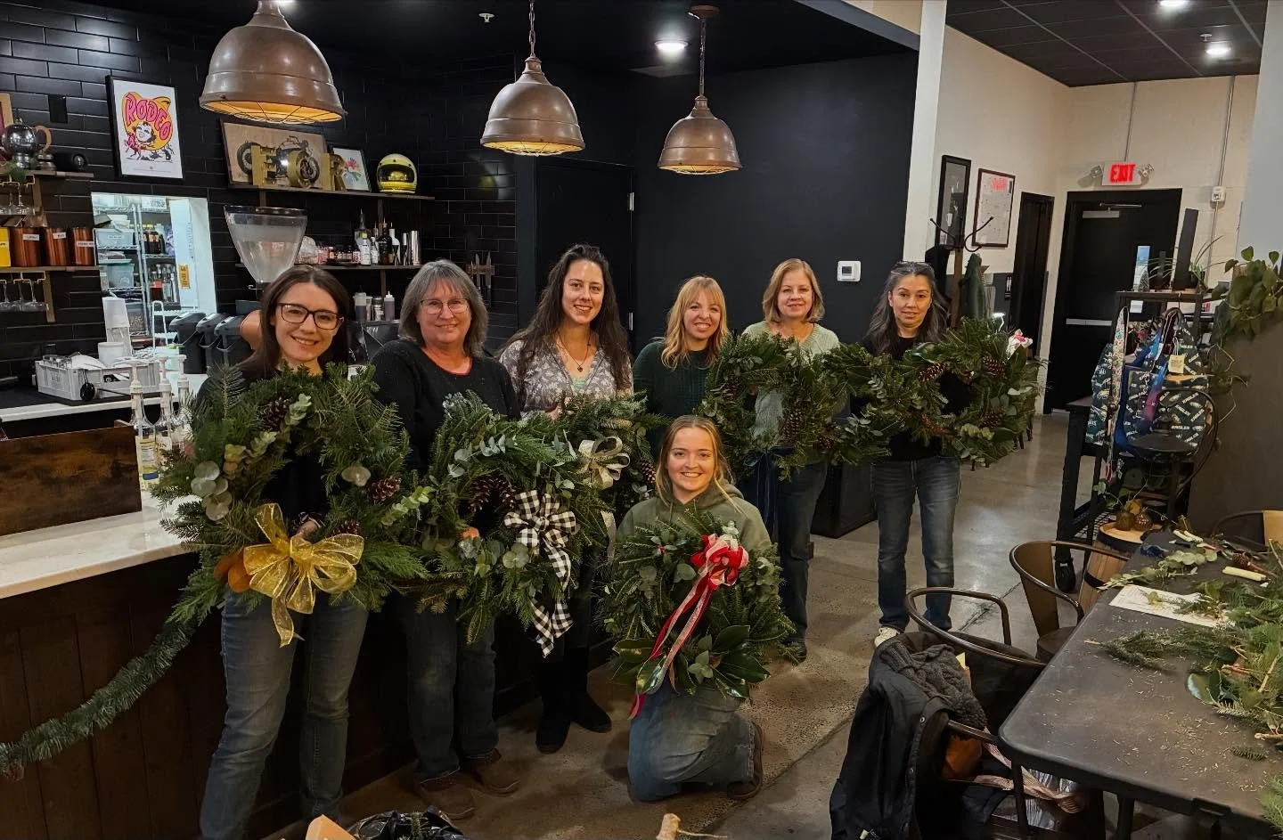 I had so much fun at tonight&rsquo;s wreath workshop!✨🌲Thank you Lauren and the @evermorecoffeeroasters team for co-hosting another amazing event! Also thank you to everyone that signed up, I hope you all had a great time. My favorite part is seeing