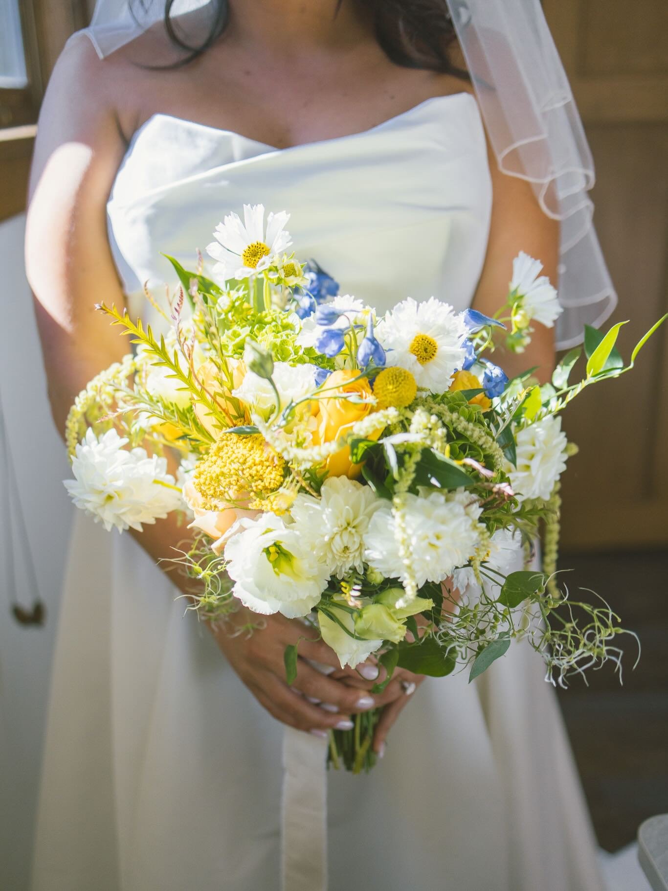 It may be a blizzard outside, but mentally I&rsquo;m back here on this warm sunny September day designing beautiful wedding florals for @livcashan 💛

Still so many beautiful photos left to post from this special day captured by 📸: @mikaylamargaretp
