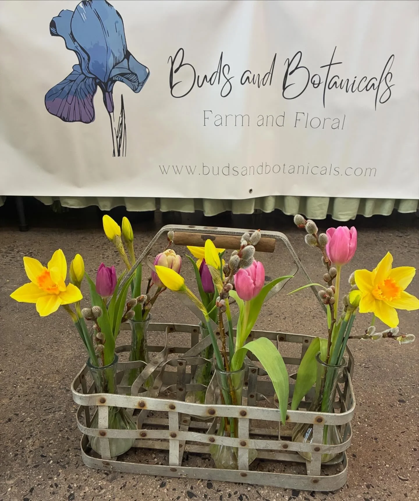 Spring is in the air! Sun is shining and it&rsquo;s a beautiful day to walk around @groundsforsculpture and shop from local artists.

We are here both Saturday and Sunday with lots of colorful flowers!💐