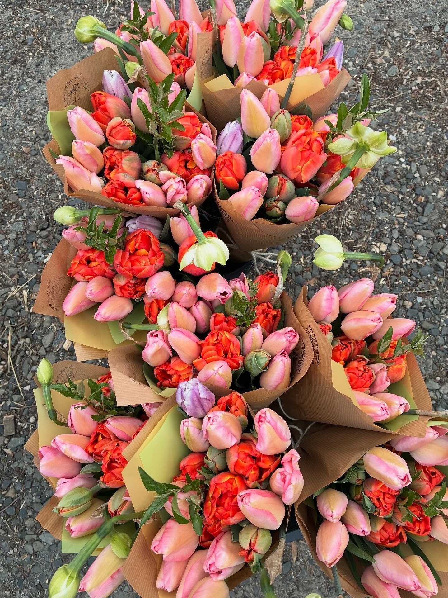Happy Friday! Farm fresh flowers just delivered to our friends at @evermorecoffeeroasters 🌷☕️ 

A highlight of this morning was when we arrived at the shop with buckets of fresh bouquets&hellip; this gentleman walking out with his coffee stopped in 