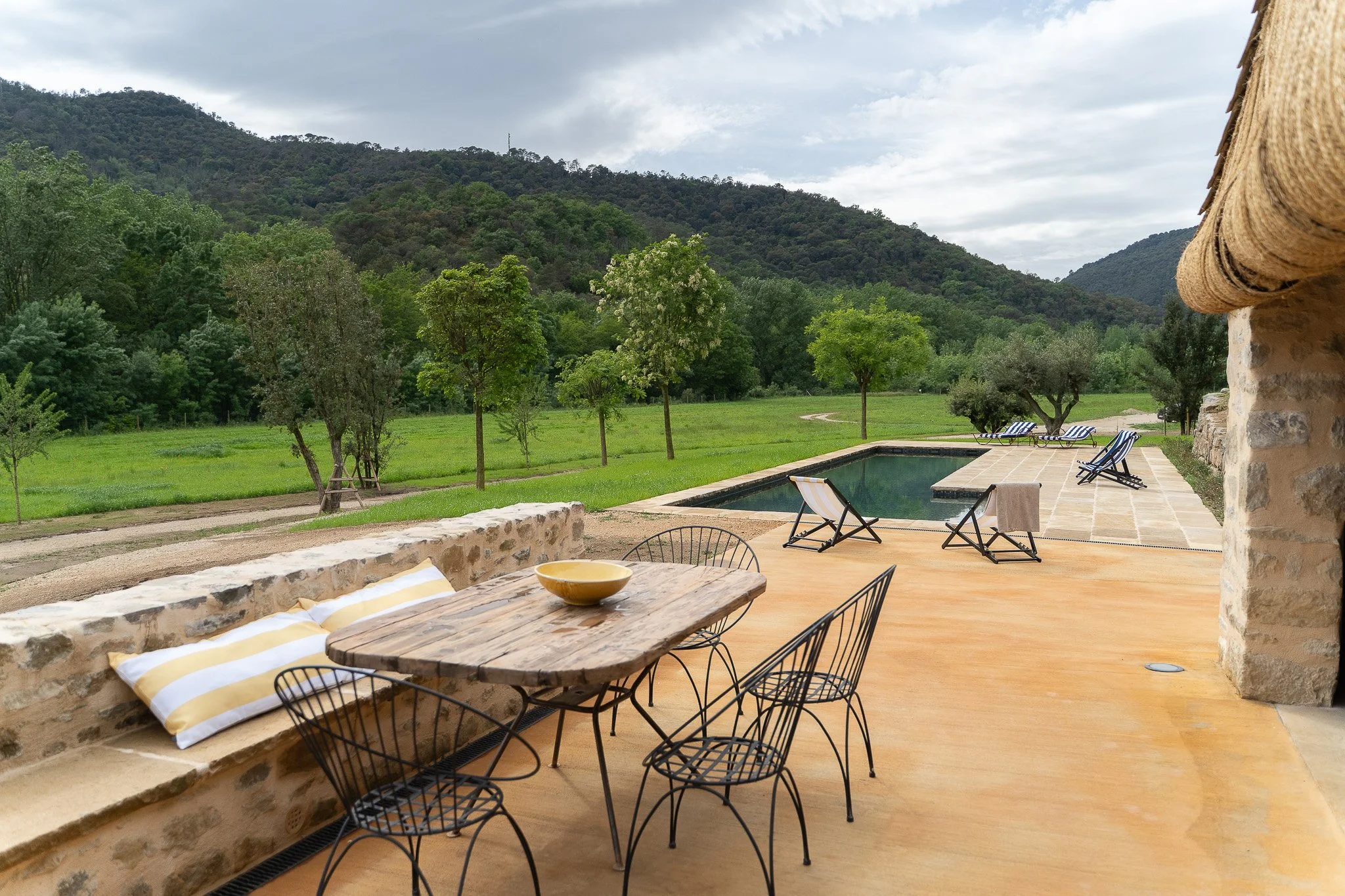 Vista piscina desde bar.jpg