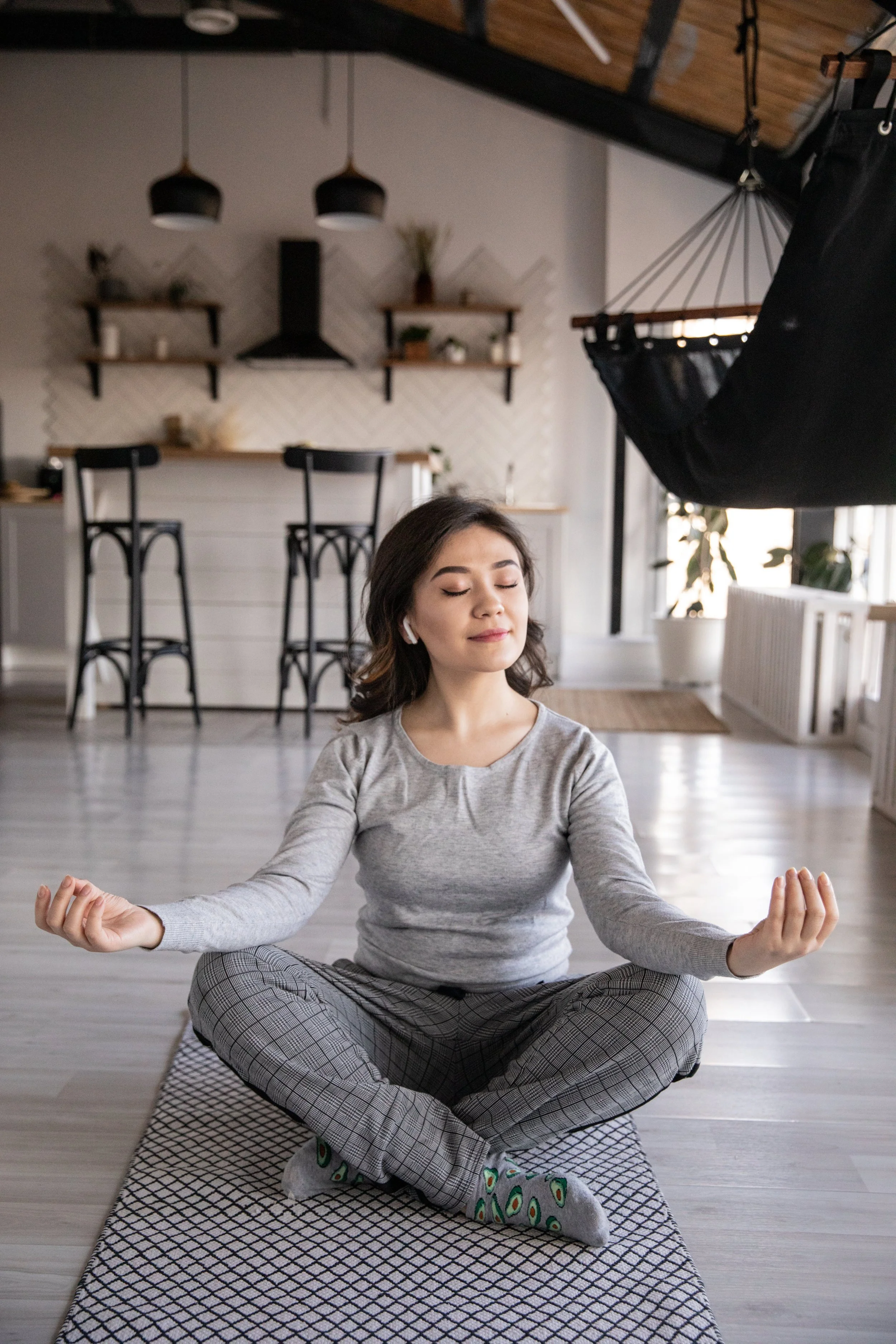 Woman meditating to strengthen and develop psychic abilities, practicing exercises to build psychic skills, increase intuition, and enhance psychic powers while learning how to tap into psychic abilities through guided online psychic training