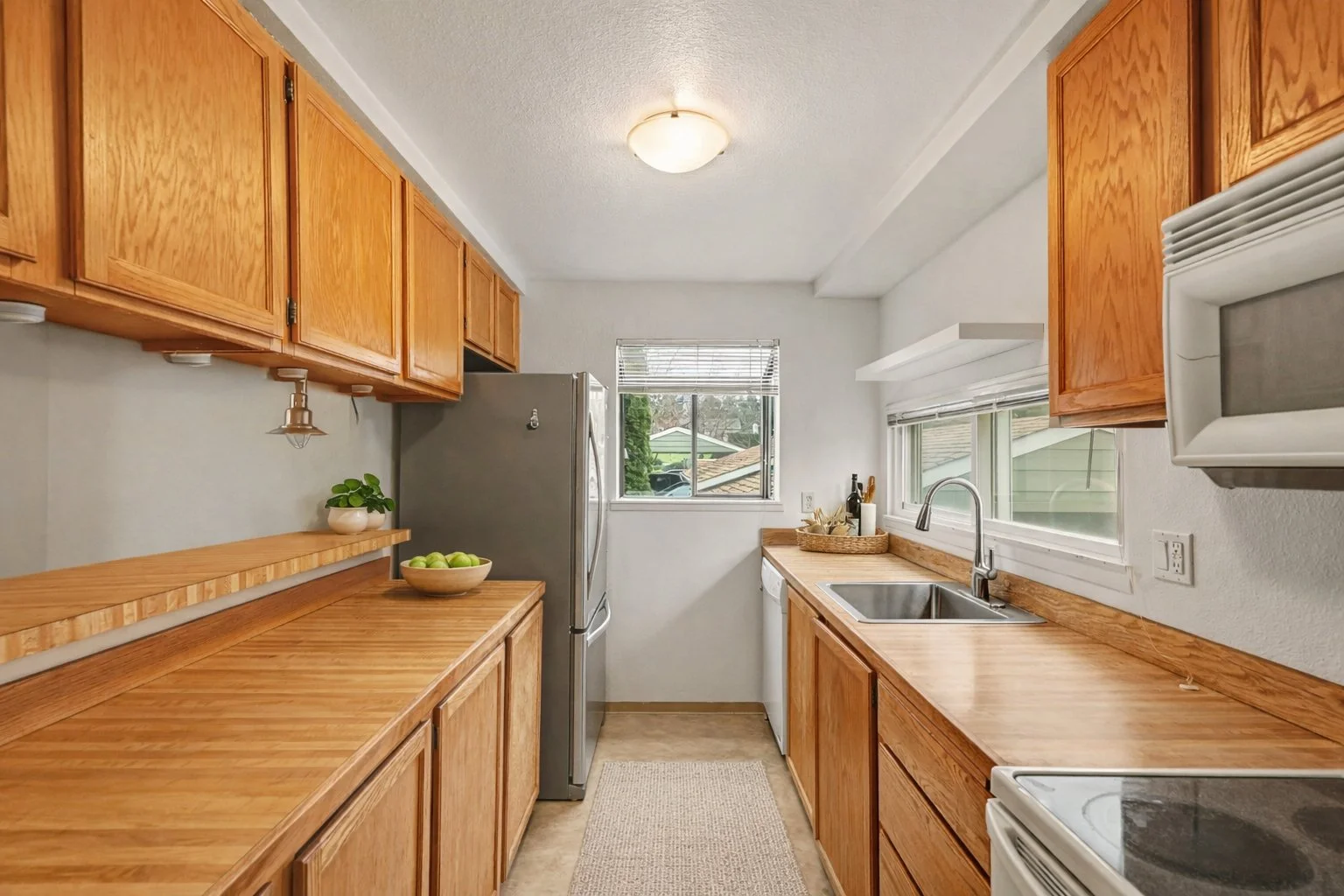 Kitchen MLS 2491791.jpg