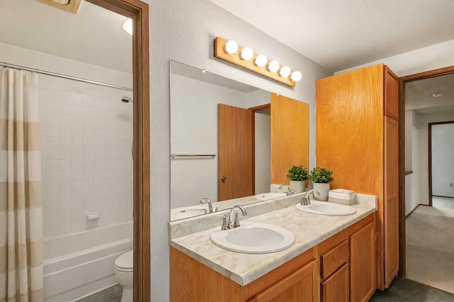 Full Bathroom MLS 2491791.jpg