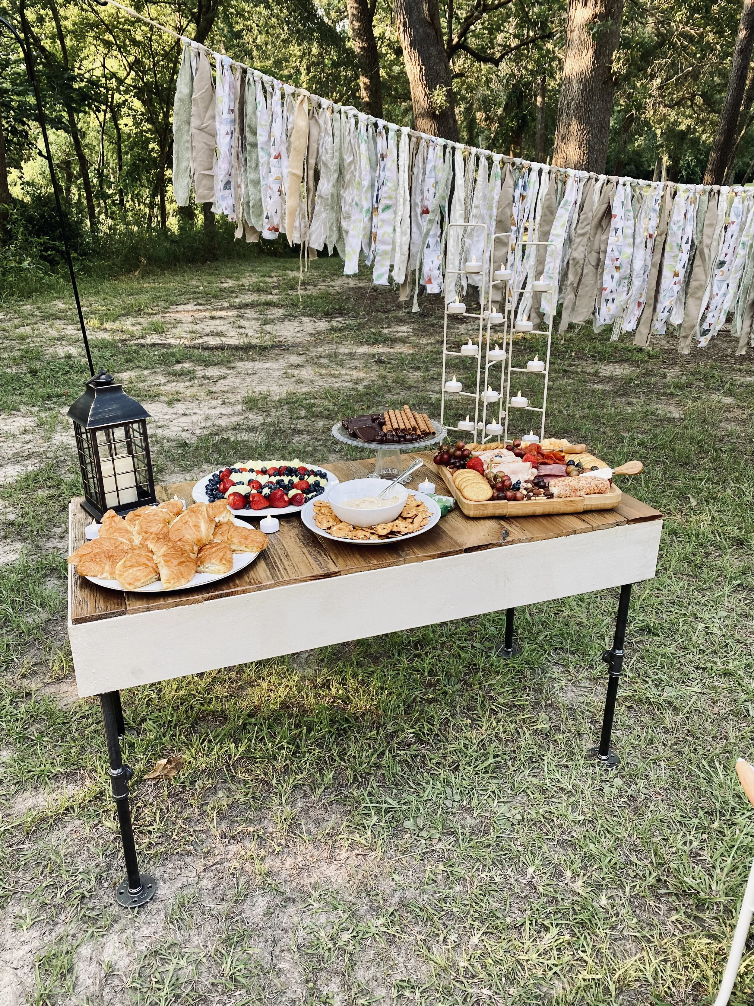 Add-on: Table with cake stand and platters