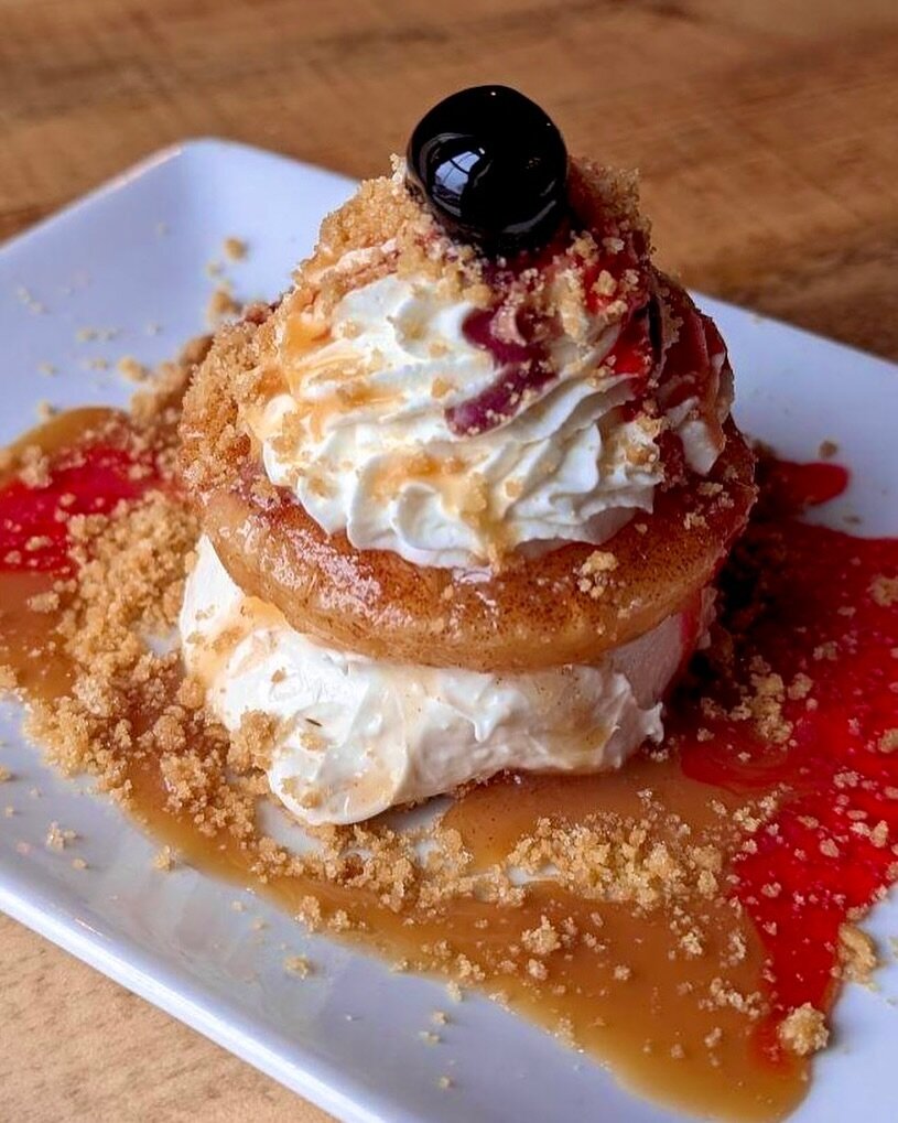 INTRODUCING&hellip;. Pineapple Upside Down Cheesecake 🍍

caramelized cinnamon-sugar, 
hand whipped cream, strawberry puree

Have you tried our new dessert offerings yet? Check us out tonight, we&rsquo;re open at 4pm!