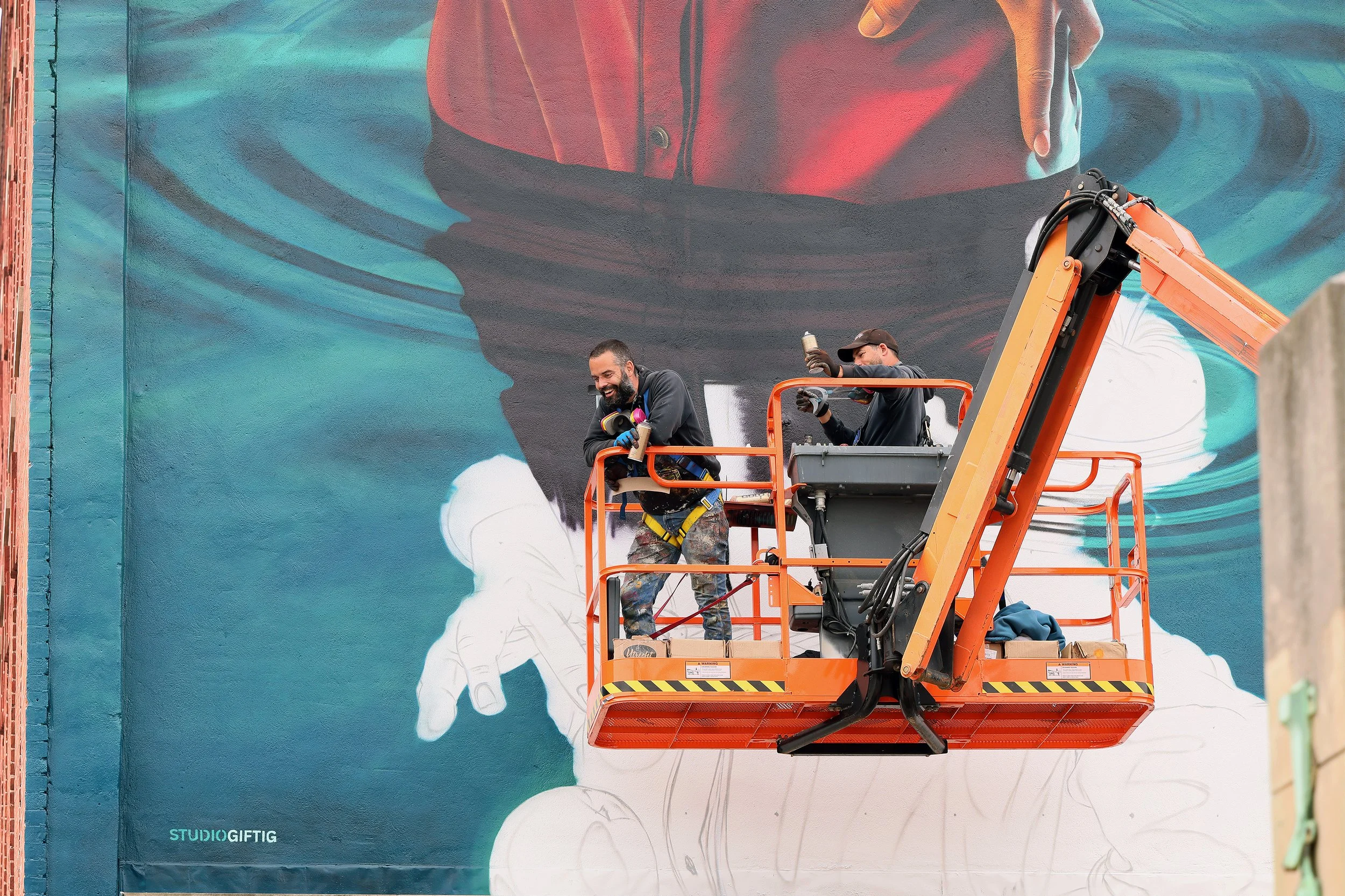 052426_mdurbin_studio_giftig_mural_finished03.jpg