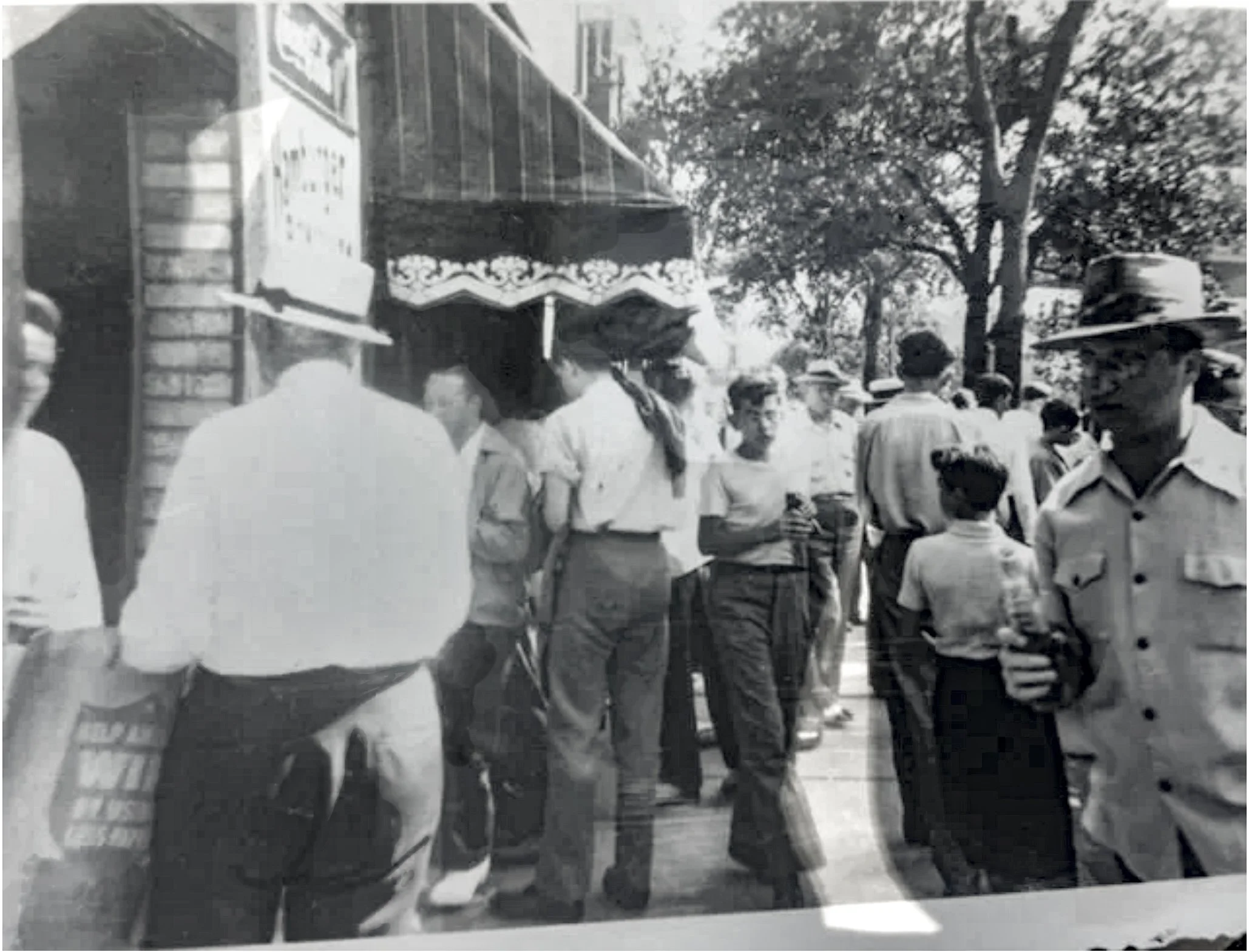 Scene outside Ernie's Bleachers before a Cubs game in the 1940s