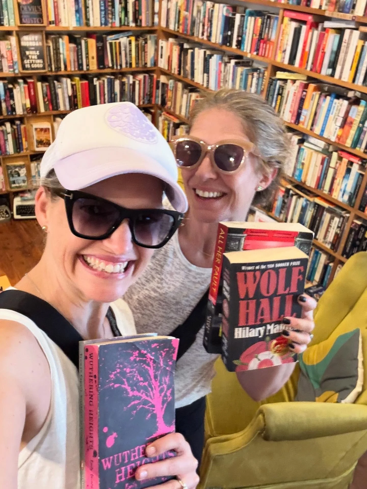 Things that fill my (Sunday) bucket: a good friend, a bookshop, and a cocktail ☀️ @dotandribbon