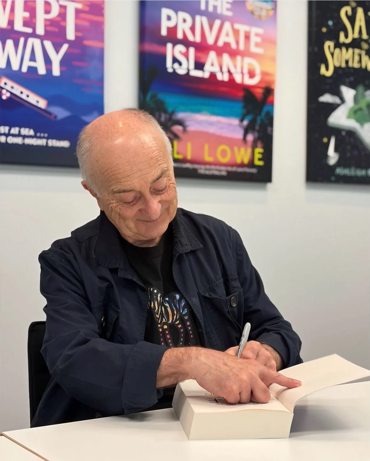 Whaaaattt? THE actual @sirtonyrobinson signing copies of his book The House of Wolf in Sydney today with my poster on the wall behind him?! Baldrick is one of my favourite characters in TV history and this has made my year @hachetteaus 🤗