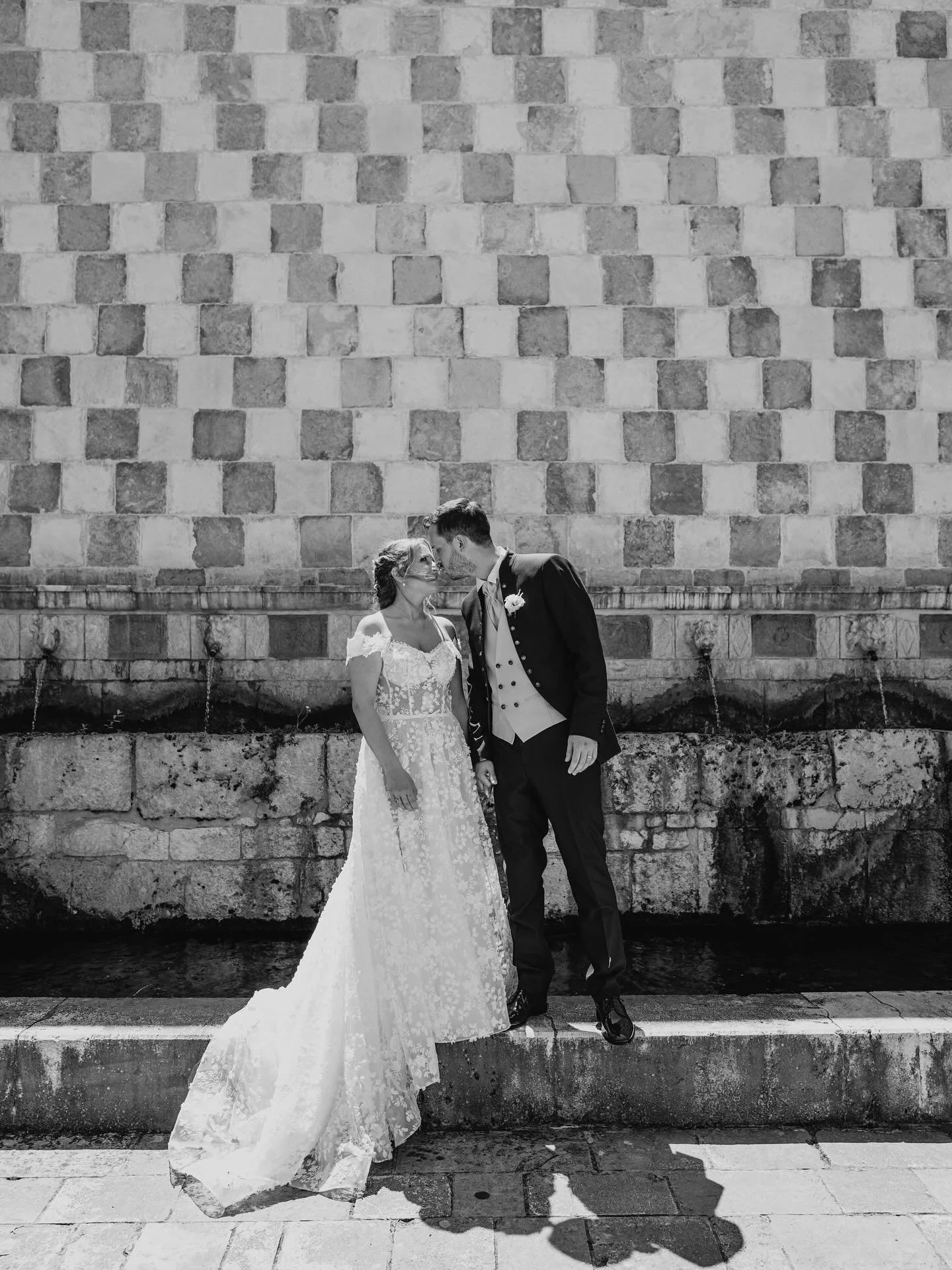 La fontana delle 99 cannelle e la Basilica di Santa Maria di Collemaggio sono due gioielli della citt&agrave; de L&rsquo;Aquila. 
Grazie Marica e Mirko per avermele fatte scoprire.🥰🙏

#weddingphotography #weddinginspiration #weddingday #weddingphot