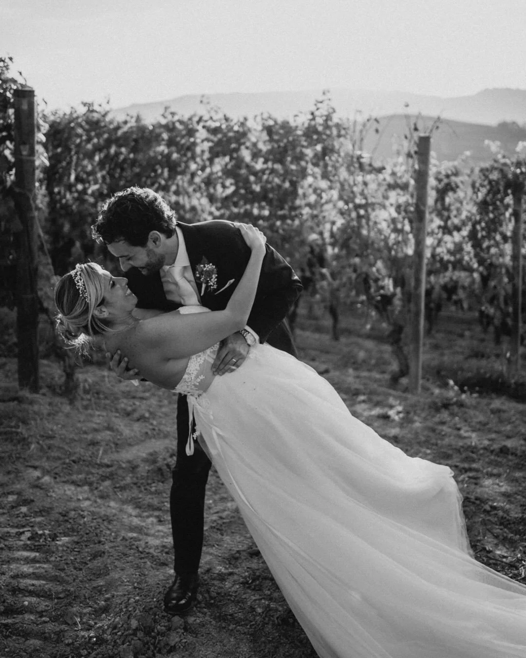 Qualcuno disse una cosa bellissima. 
G e V al loro matrimonio hanno seguito le istruzioni, proprio perch&eacute; sono speciali. 
Chi &egrave; vivo fa cose da vivo. 🥰🙏

#weddingphotographers #weddingday #rainywedding #lovers