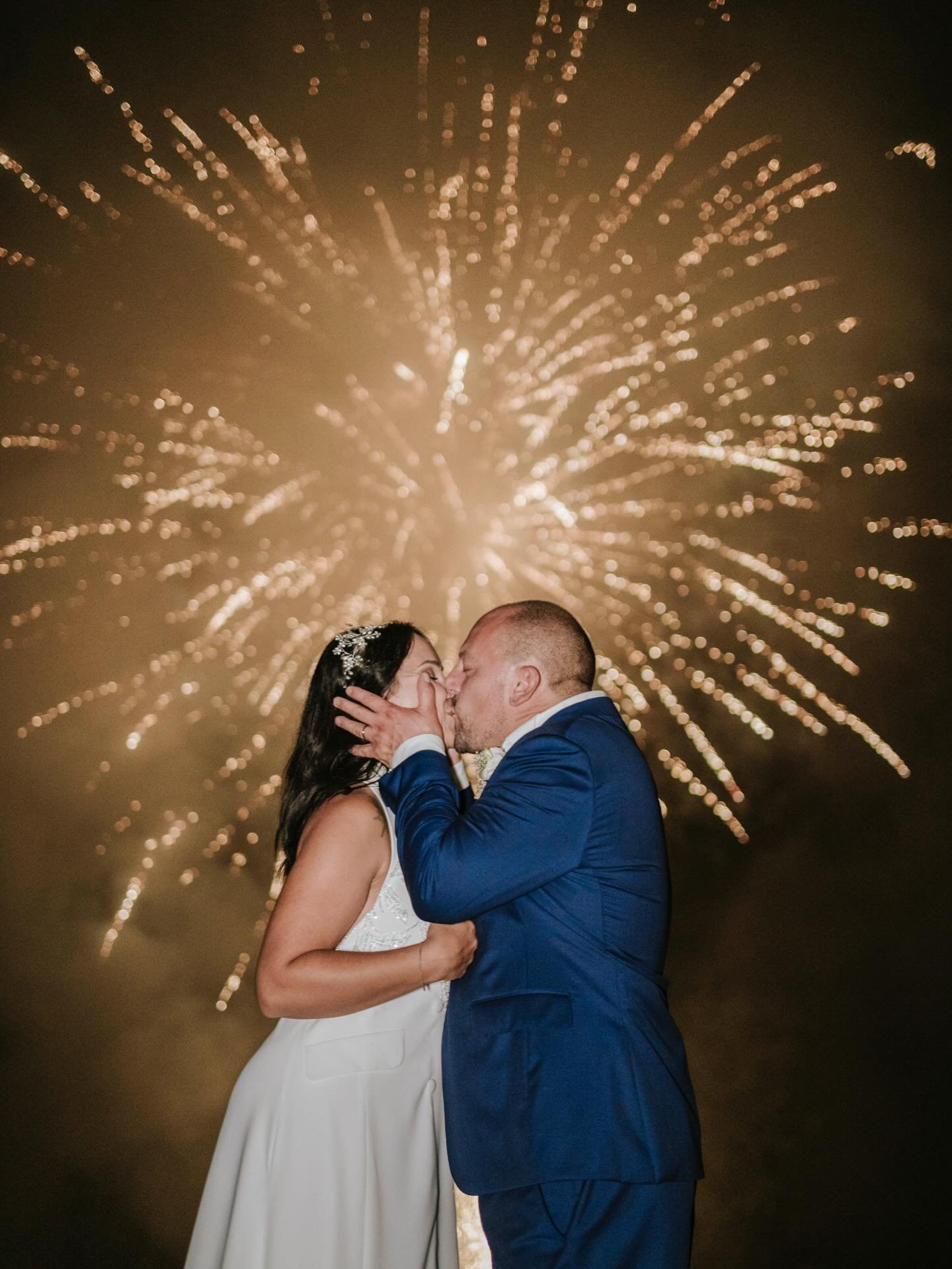 Baciatevi. 
In tutti i luoghi, in tutti i laghi, baciatevi tanto e bene! 😘😘

#photographer #wedding #weddingphotography #italianweddingphotographer