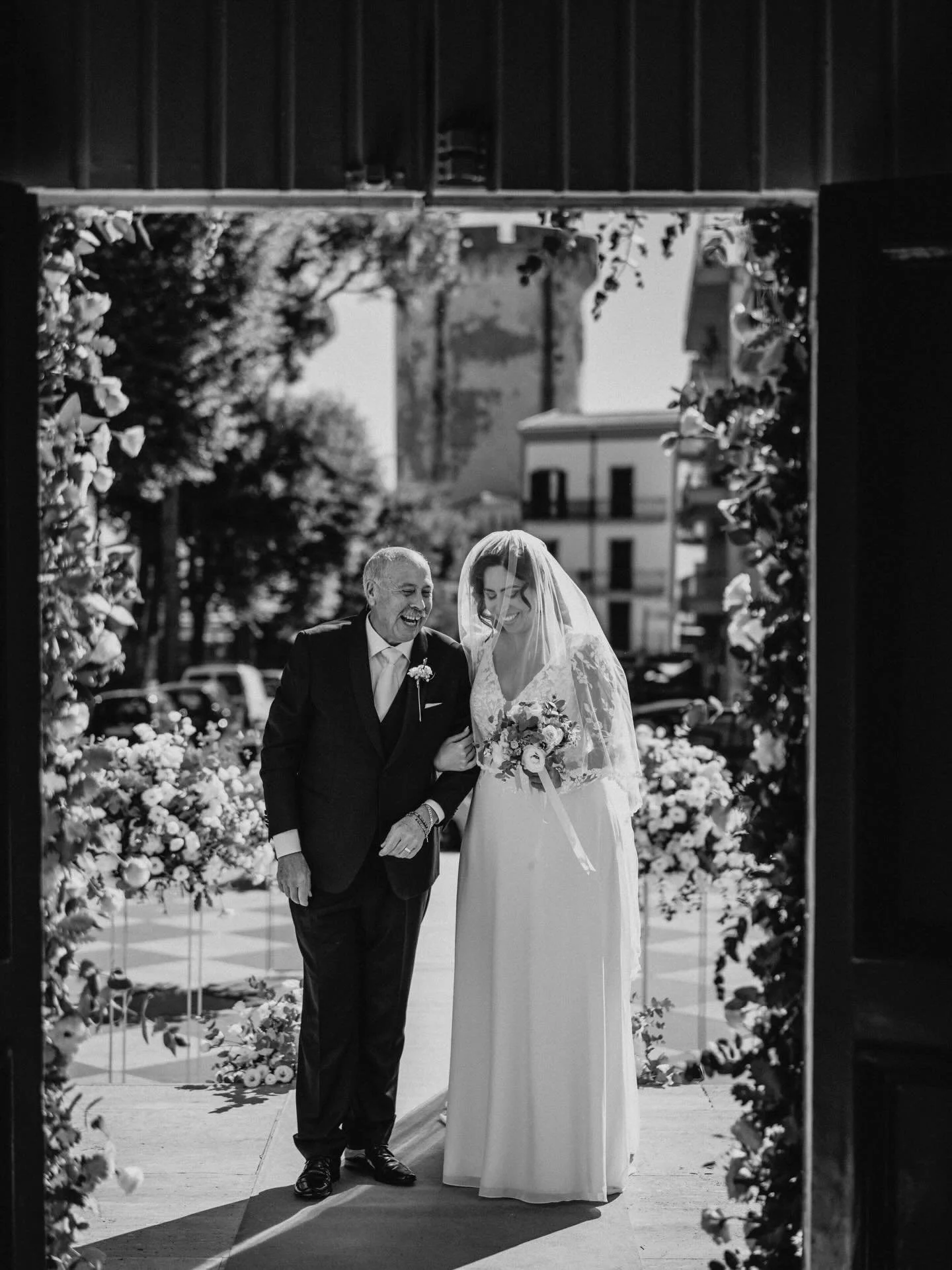 Dico sempre ai miei sposi che il giorno del matrimonio si devono concentrare sulle emozioni e sul cuore.

Non pensate a nessuno, non pensate alle 100 persone che sono l&igrave; per voi, pensate solo a voi. 

Ci sono momenti, momenti meravigliosi, che