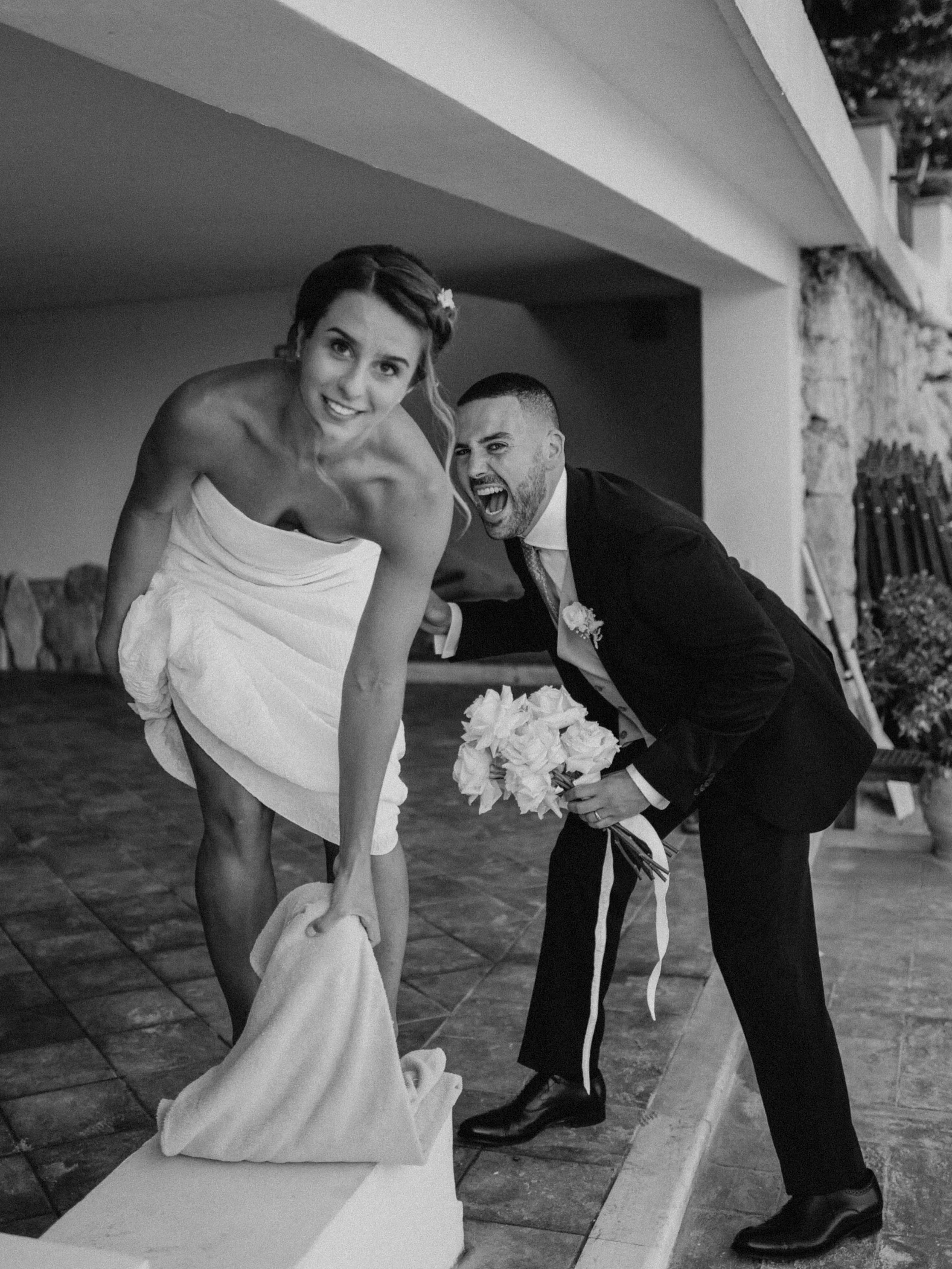 Gli sposi liberi e pazzi sono sempre i miei preferiti. 
Siate voi stessi il giorno del matrimonio e tutta la vita. &hearts;️

#weddingphotographer #reportageofaweddingday