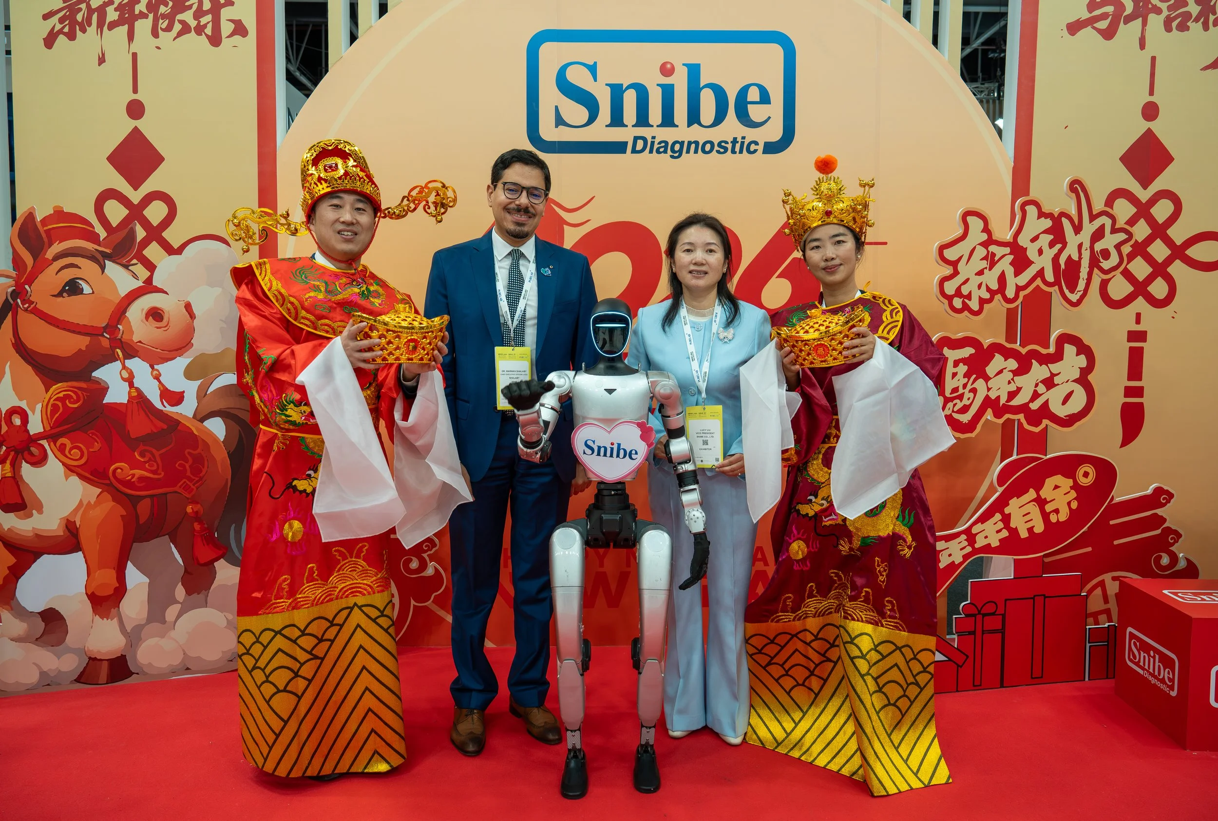 Dr Marwan with Snibe robot and Chinese costume men DSC09540.jpg