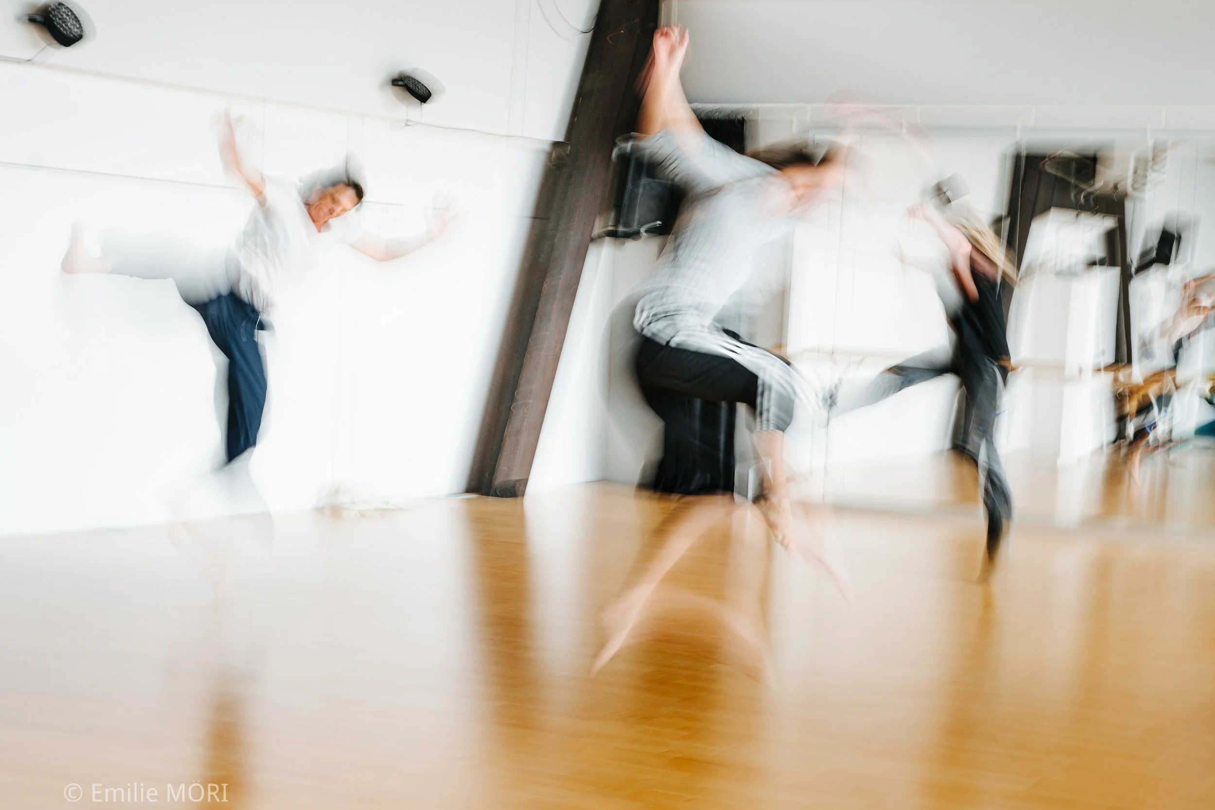 Femmes qui dansent et sautent ensemble