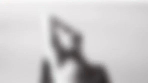 Femme floue qui danse