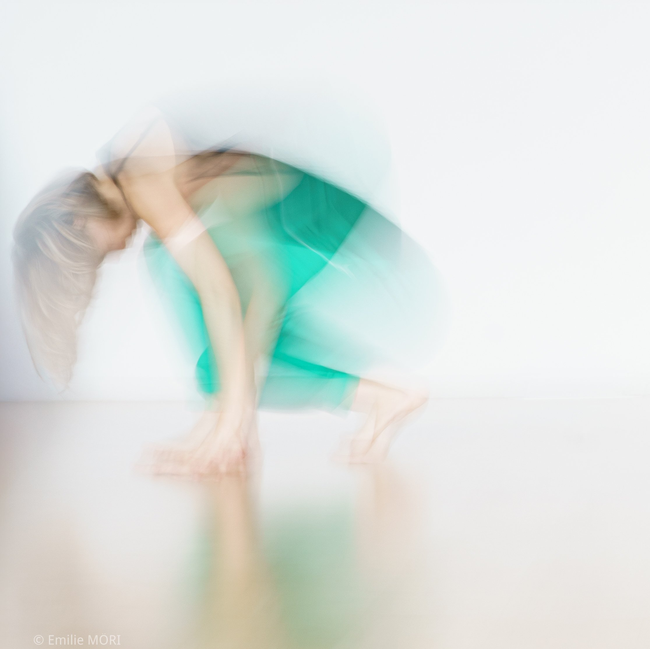 Une danseuse en robe verte