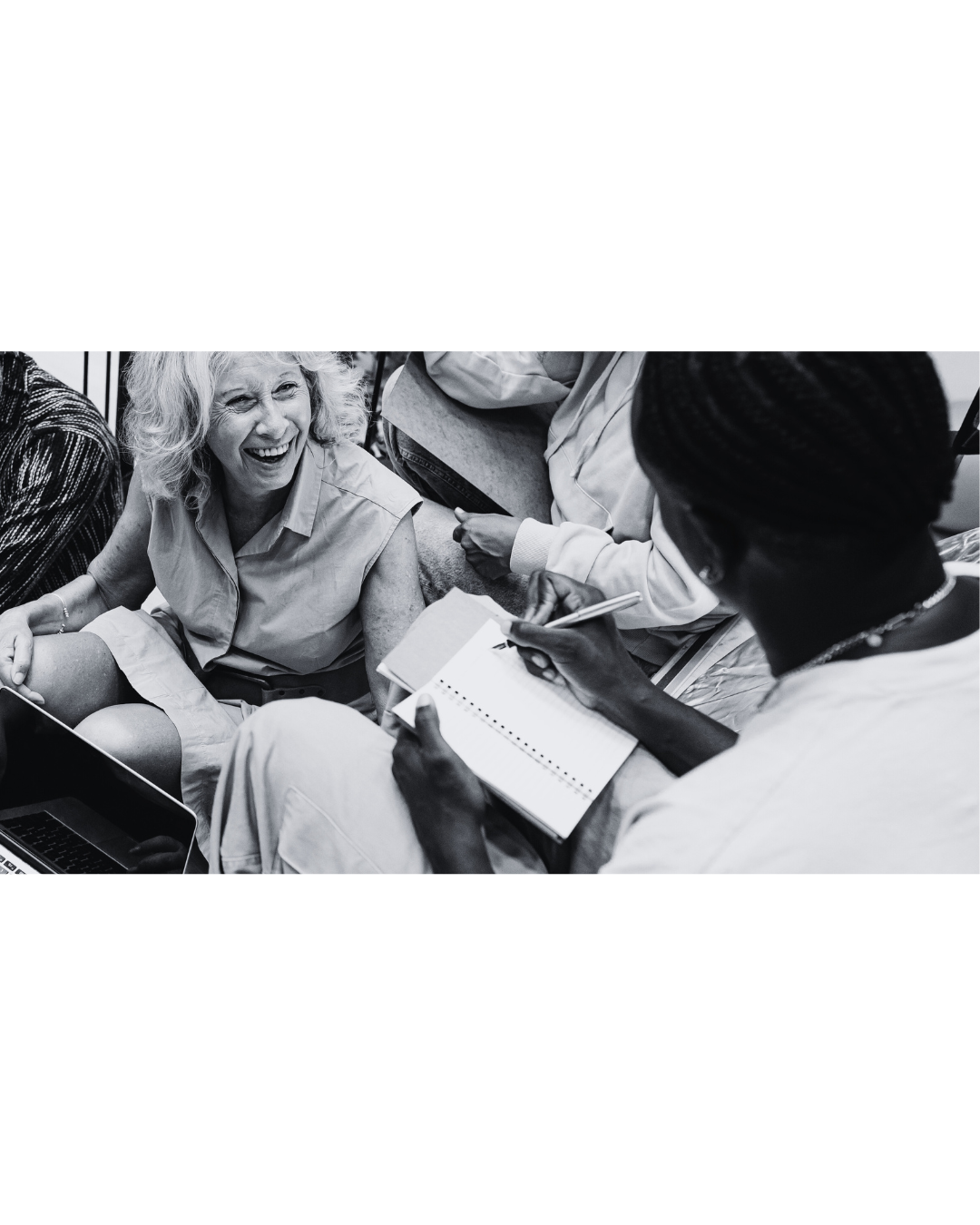 Différentes femmes rient et lisent.