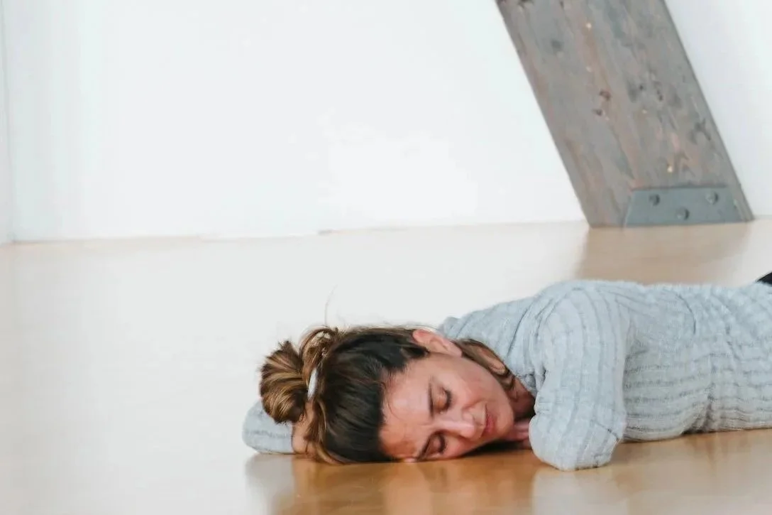 Femme qui se repose sur le sol