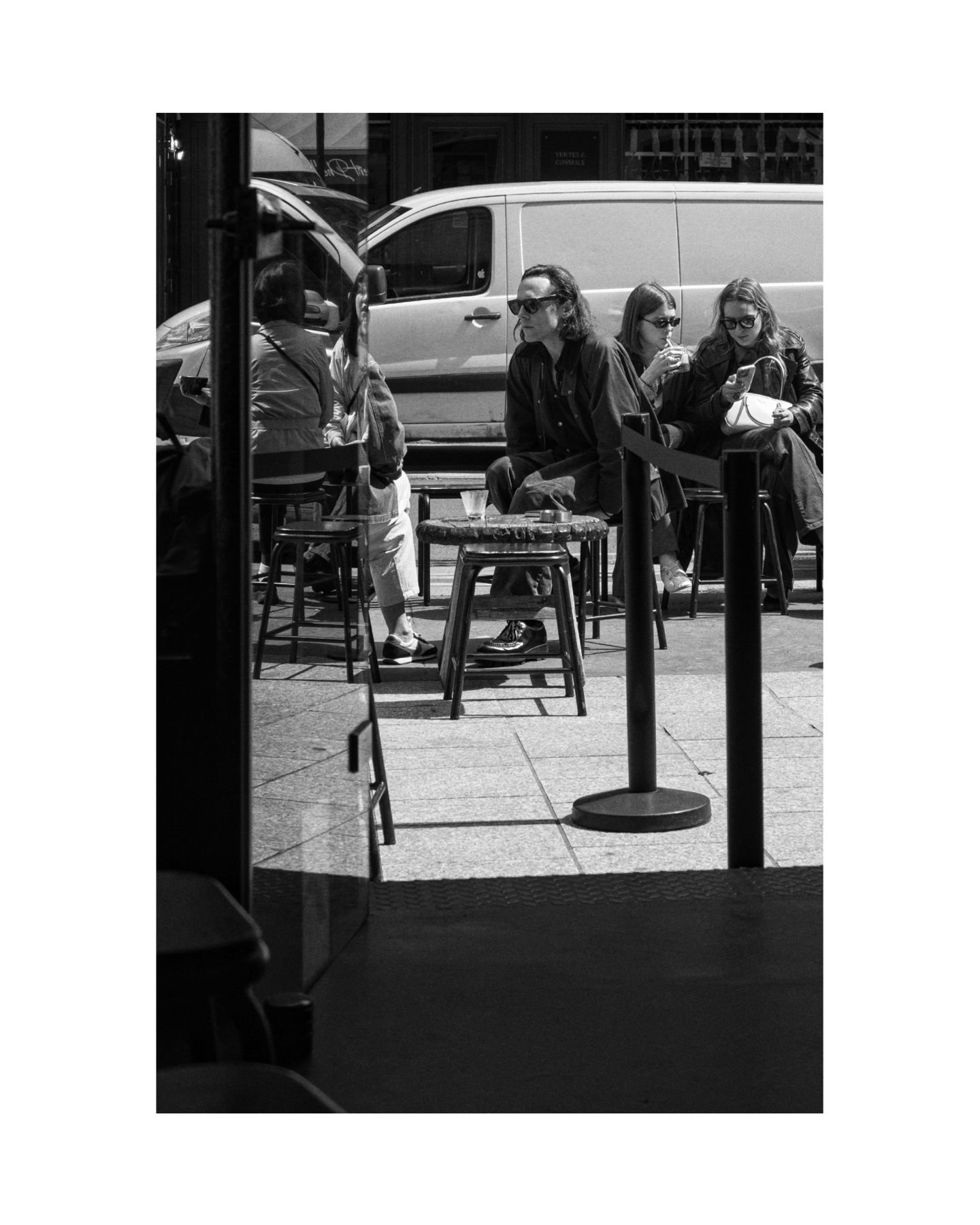 Chillin' ☕️ #Paris @motorscoffee #people #chilling #coffee #time #GRist #shootGR #grsnaps #bw #photography