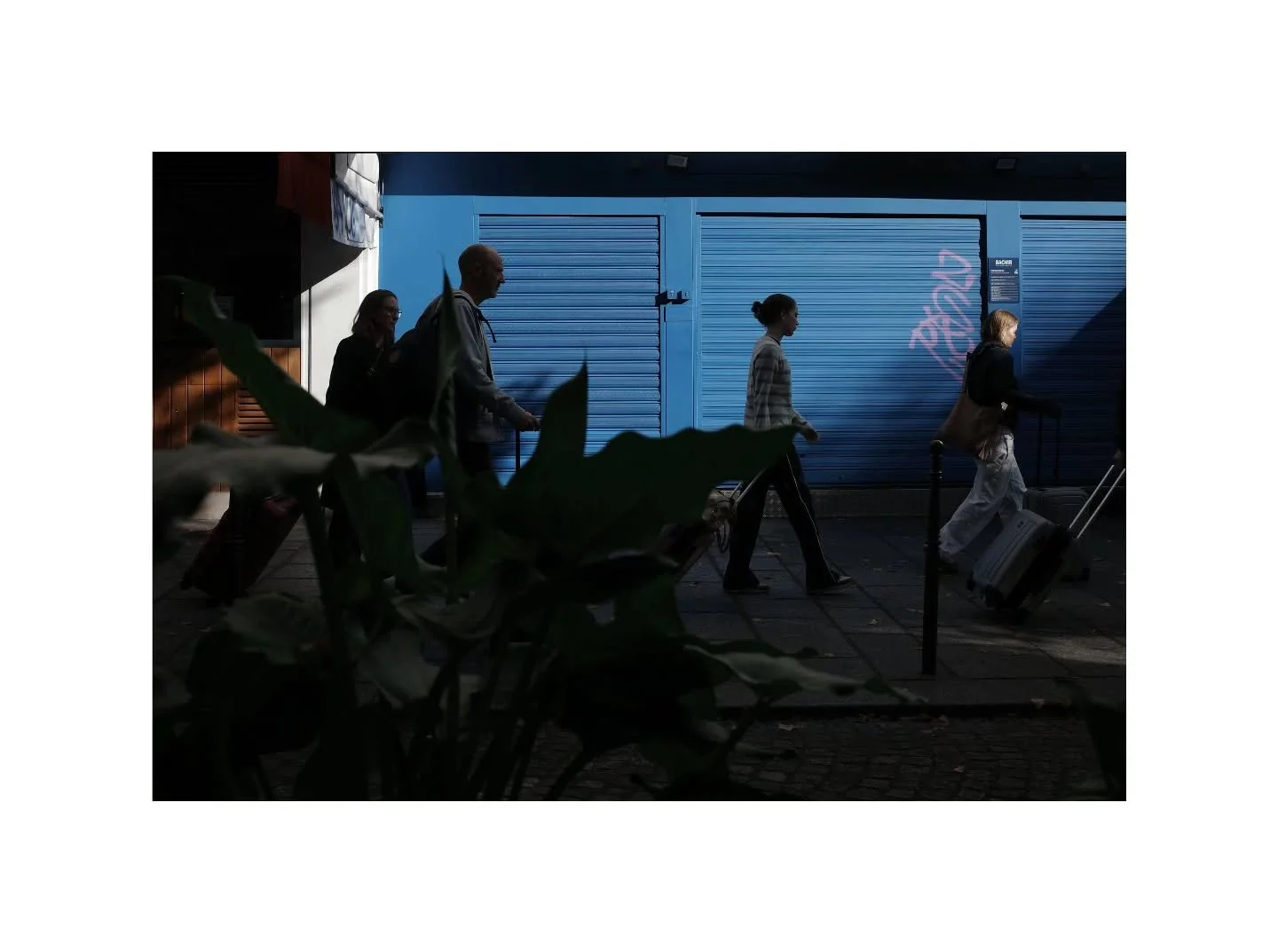 M&ecirc;me direction #paris #sunlight #people #shadow #walk #blue #wall #GRist #shootGR #GRsnaps #street #photography