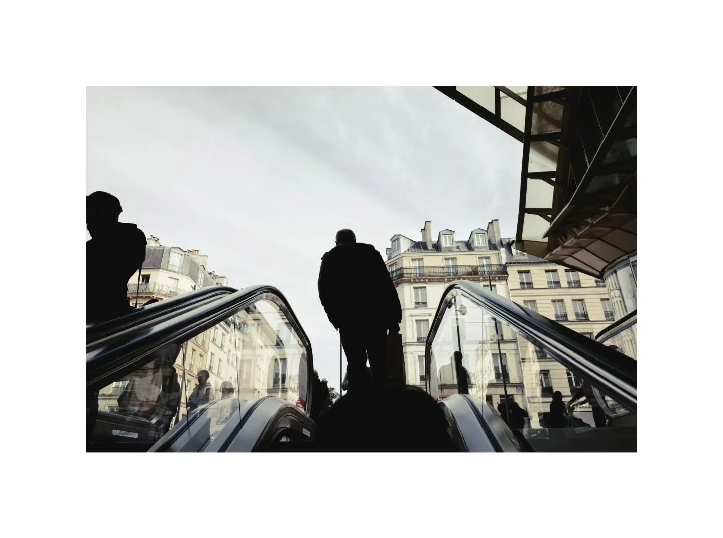Lundi compliqu&eacute; #paris #chatelet #leshalles #architecture #people #shadow #monday #morning #GRist #GRsnaps #shootGR #bw #photography